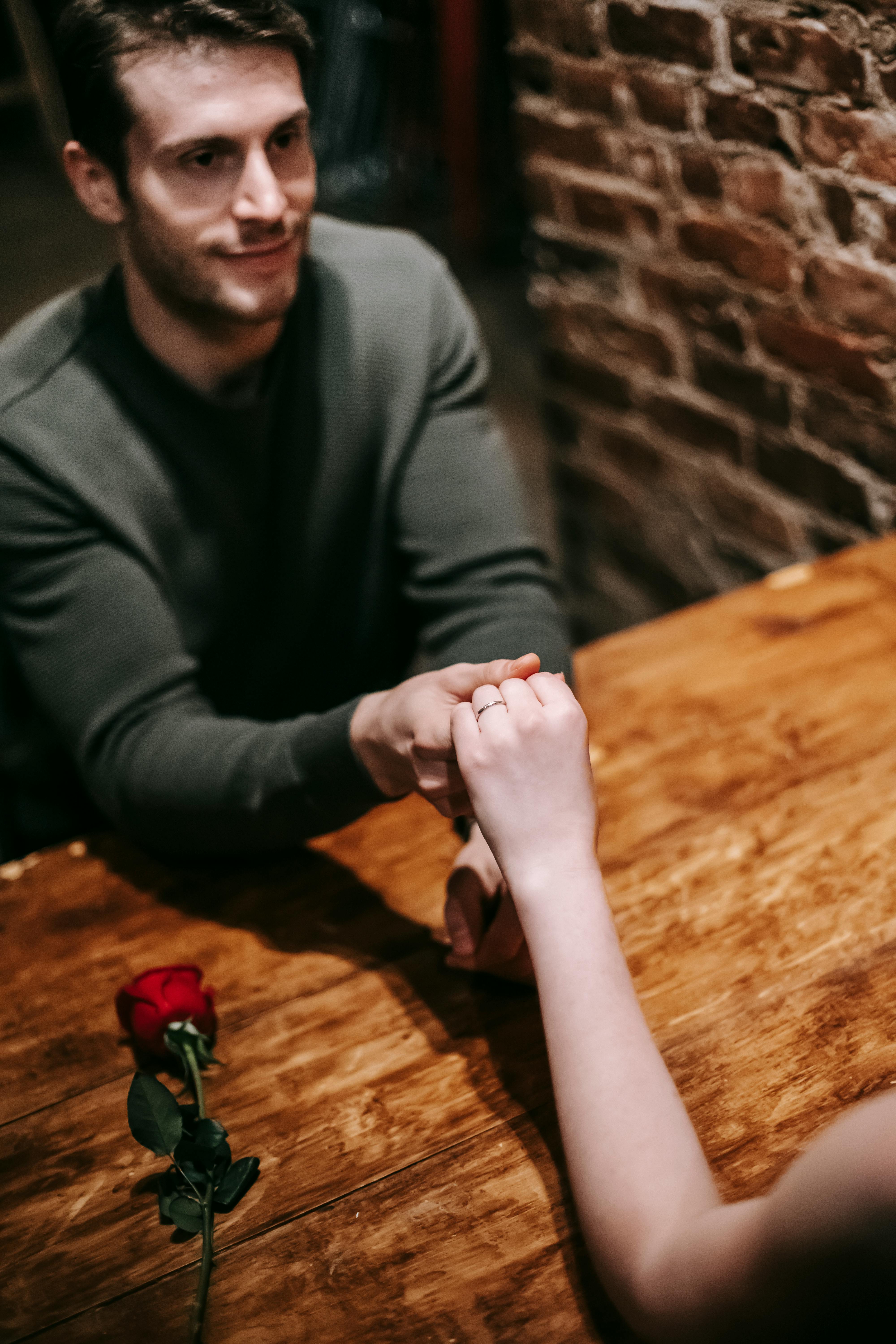 Un hombre pidiendo matrimonio | Fuente: Pexels