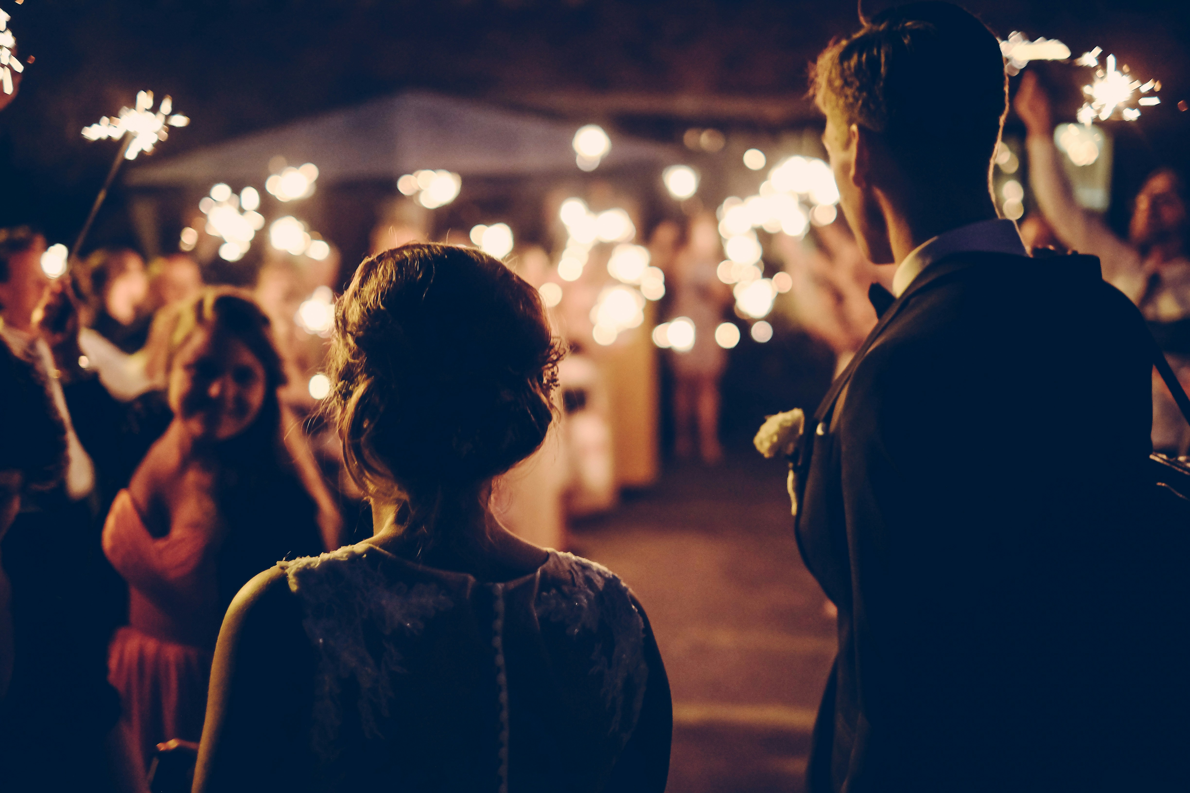 Una novia y un novio en una fiesta al aire libre | Fuente: Unsplash