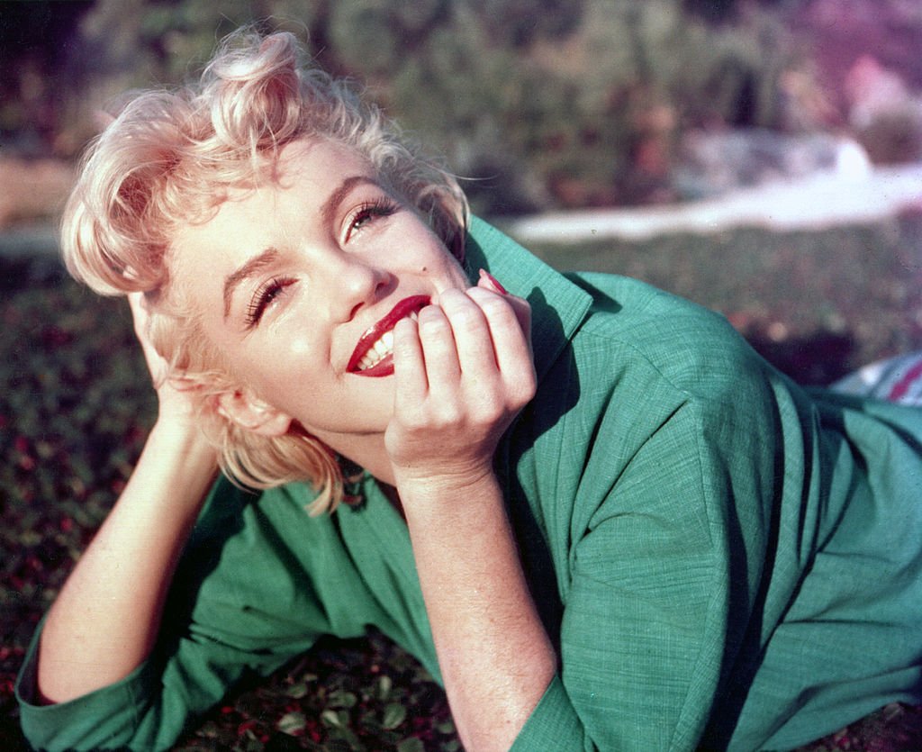 Marilyn Monroe posa para un retrato en el césped en 1954 en Palm Springs, California.| Foto: Getty Images