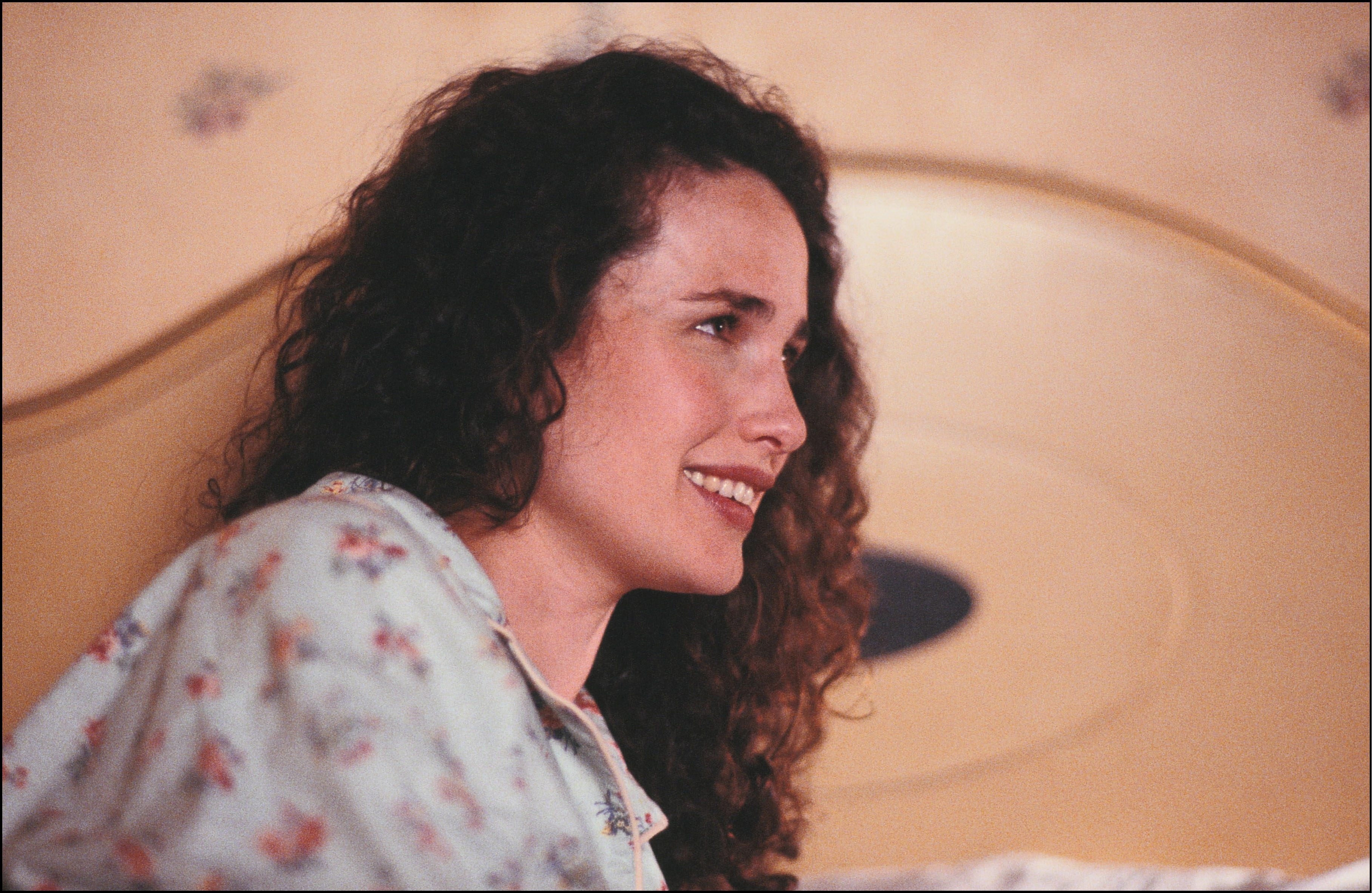 Andie McDowell en la película "Green Card" en abril de 1990 | Fuente: Getty Images