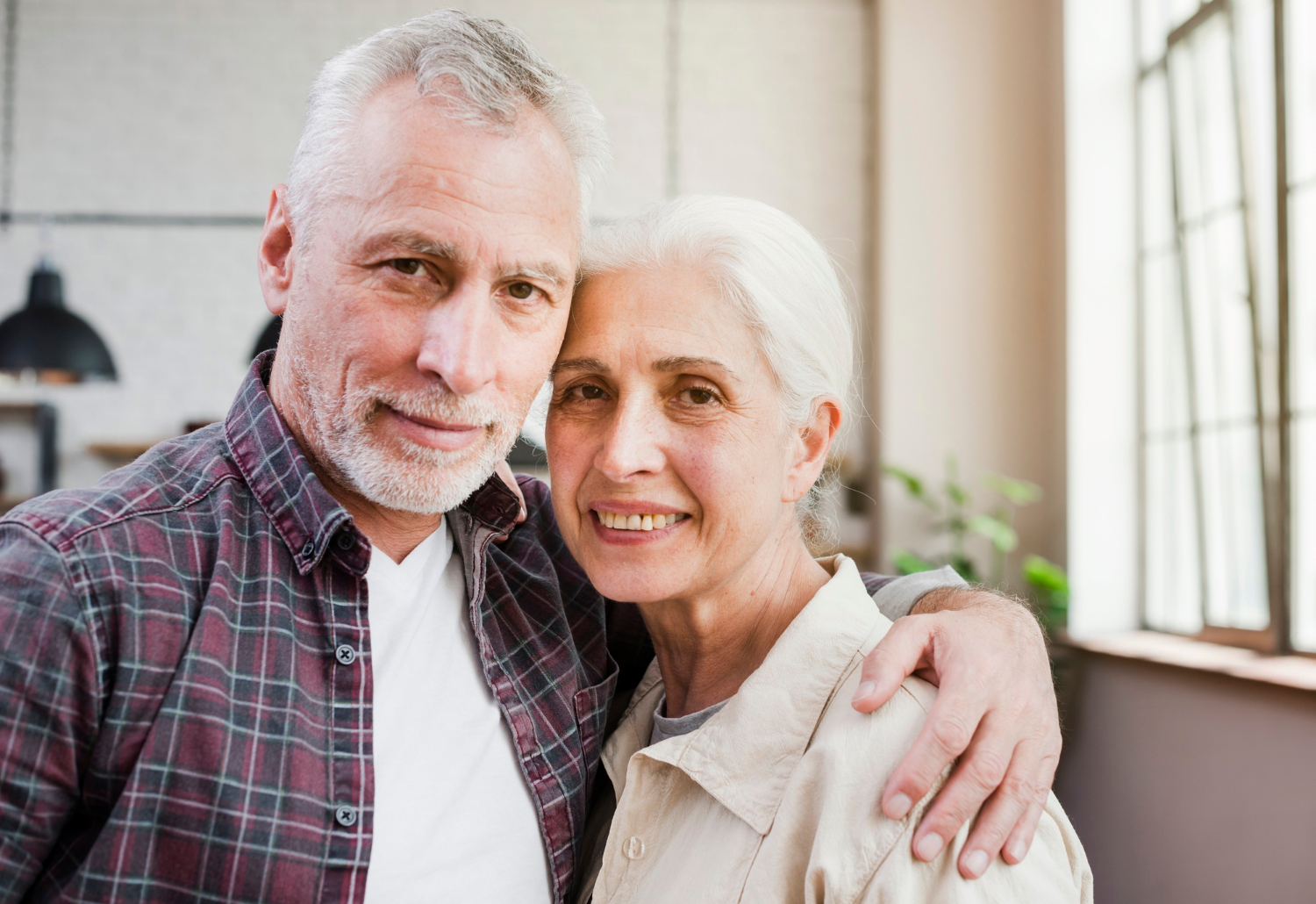Una pareja de ancianos sonriendo | Fuente: Freepik