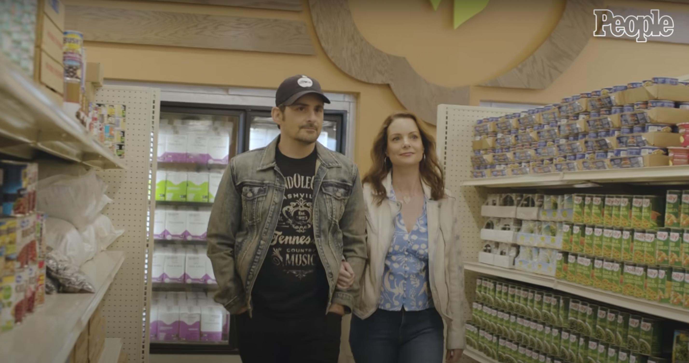 Brad Paisley y Kimberly Williams-Paisley fotografiados en The Store, en abril de 2021 | Fuente: YouTube/People