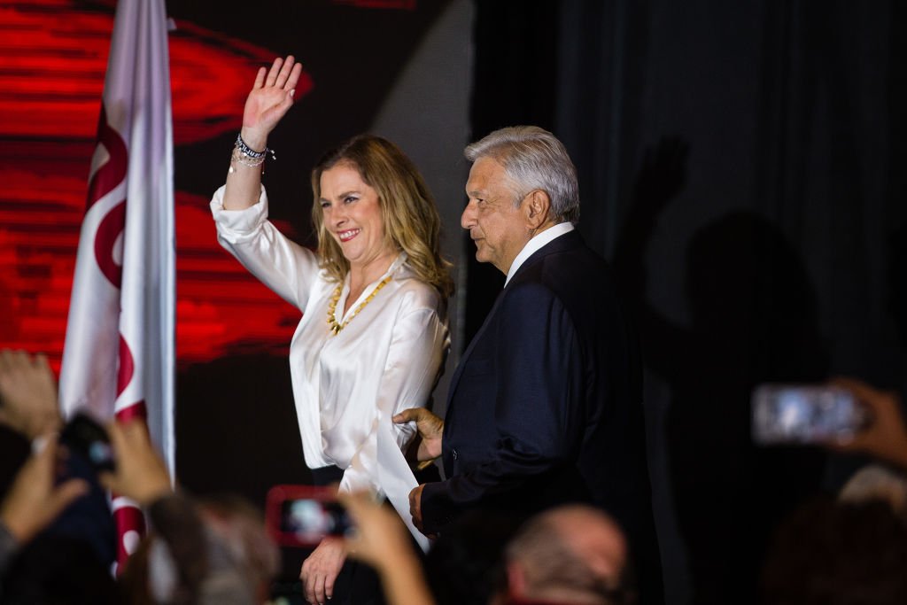 AMLO y su esposa llegan a un hotel para dar un discurso tras su victoria en las elecciones presidenciales de México.| Foto: Getty Images