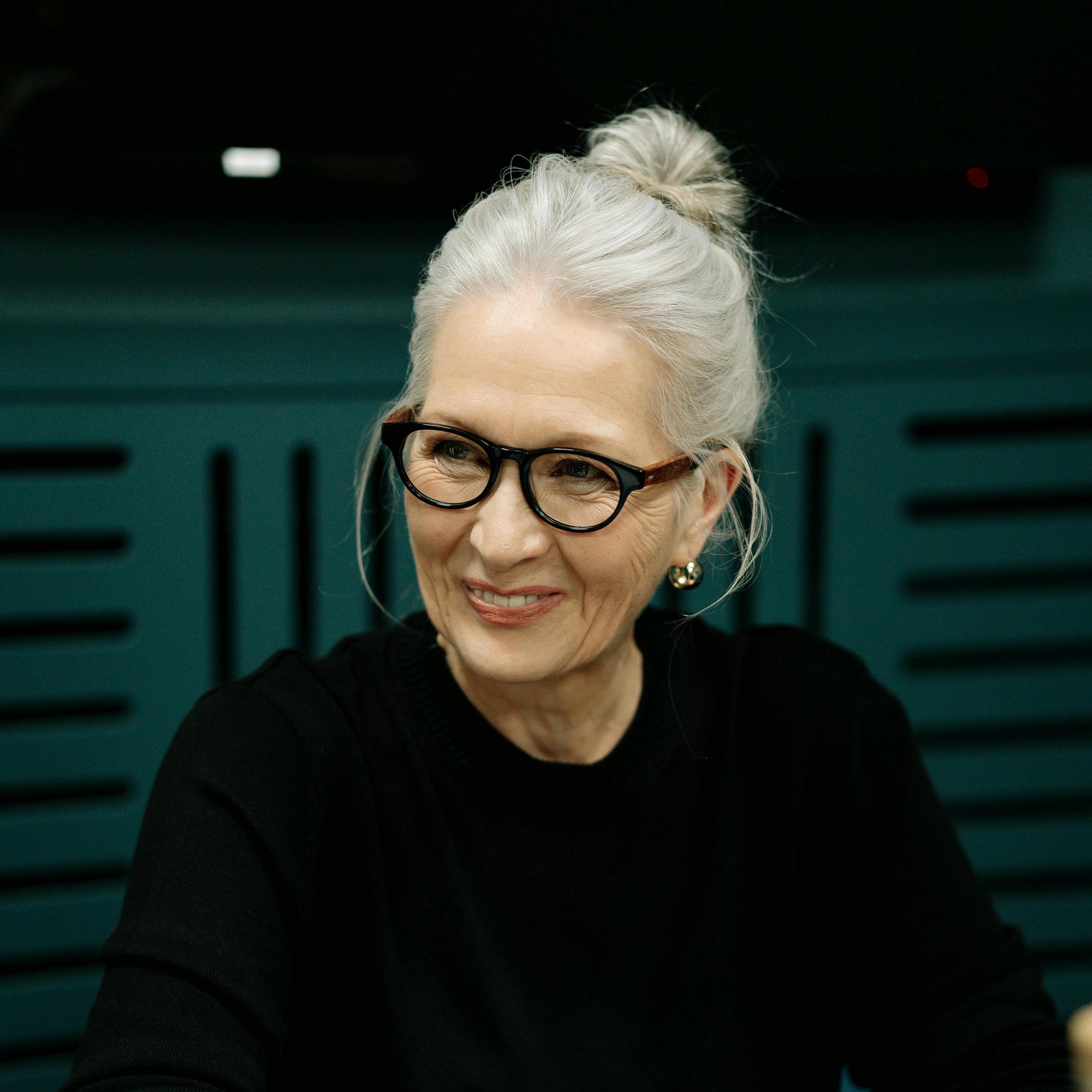 Una mujer de pelo blanco sonriendo | Fuente: Pexels