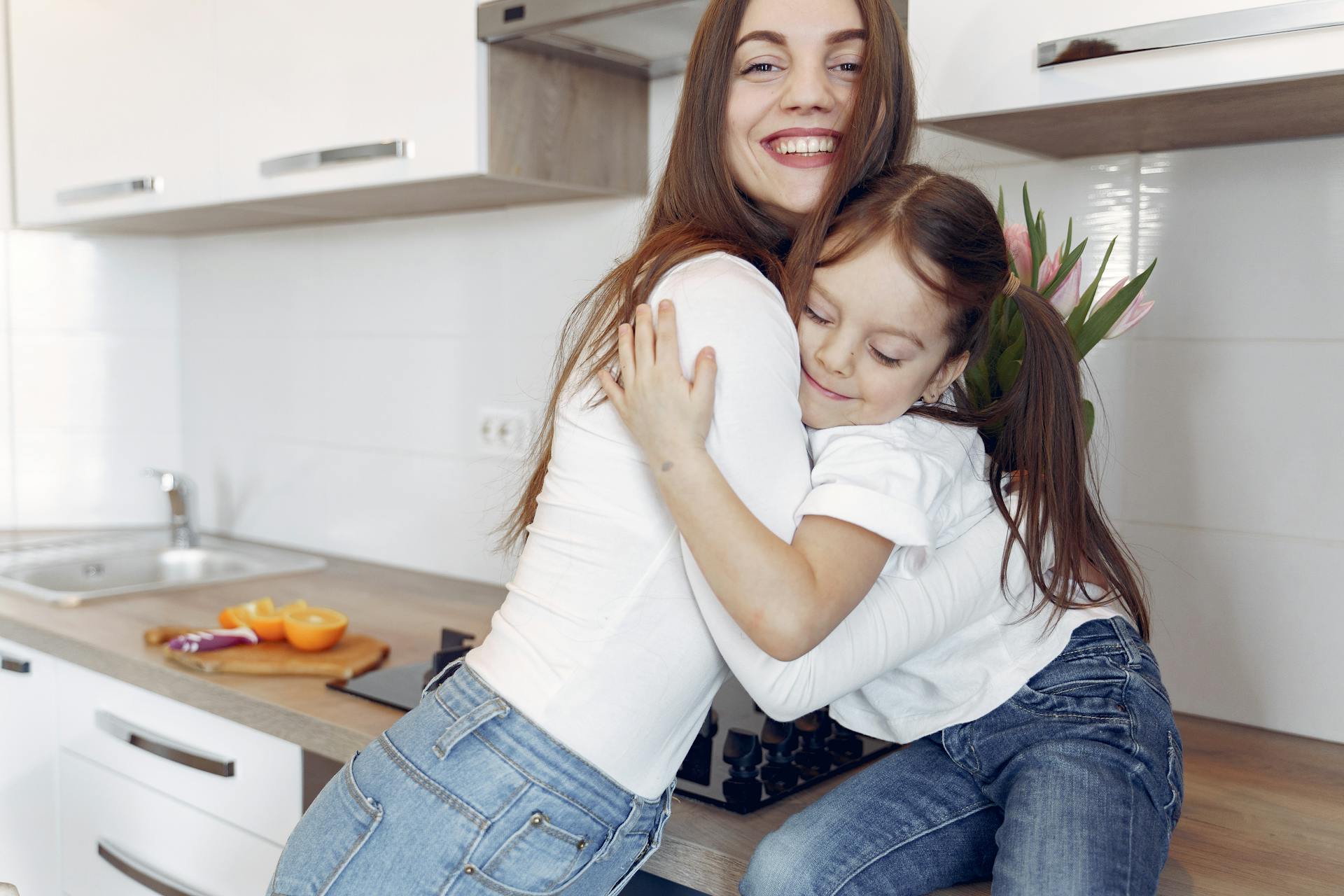 Una mujer abraza a su hija | Fuente: Pexels