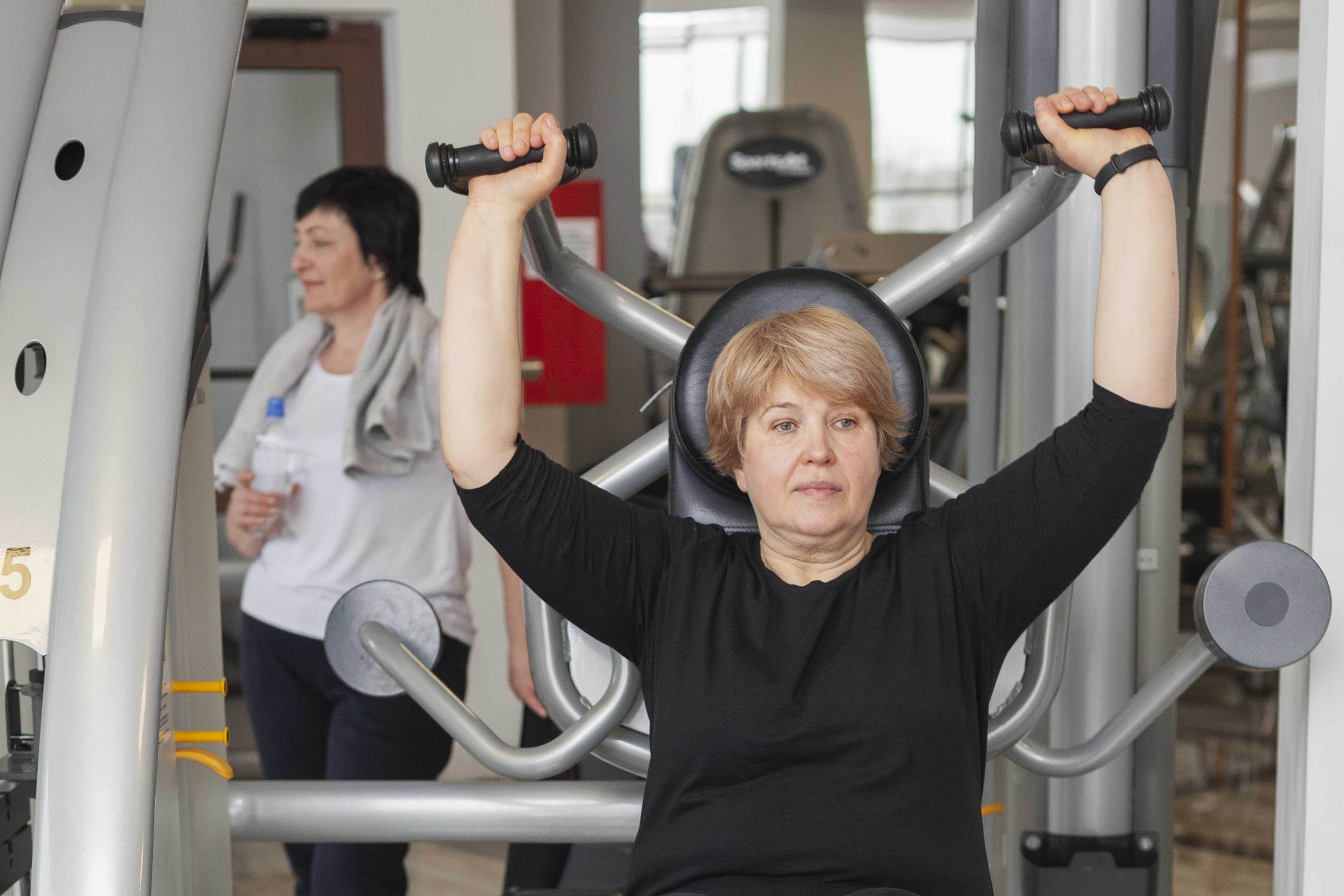 Mujeres mayores en el gimnasio | Fuente: Freepik