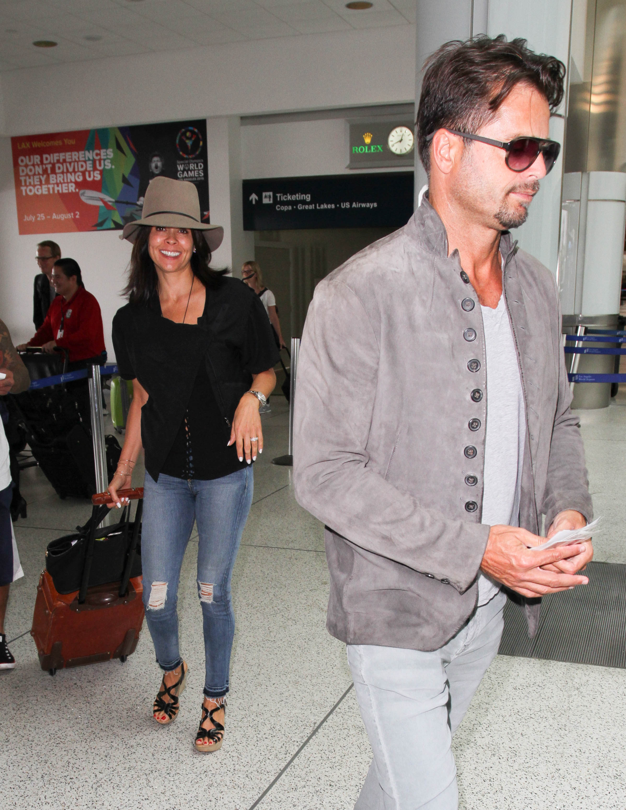 Brooke Burke y David Charvet fotografiados en LAX el 10 de septiembre de 2015, en Los Ángeles, California | Fuente: Getty Images