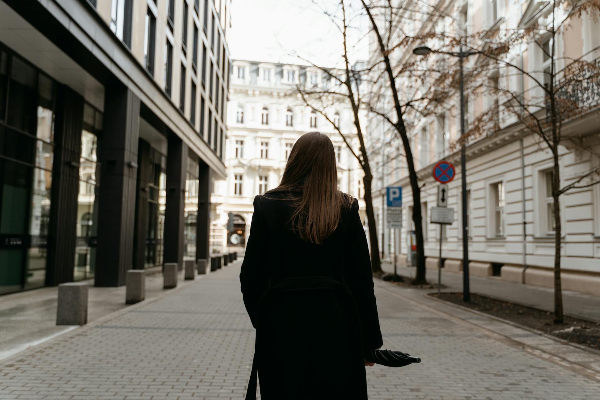 Una mujer caminando por una calle | Fuente: Pexels