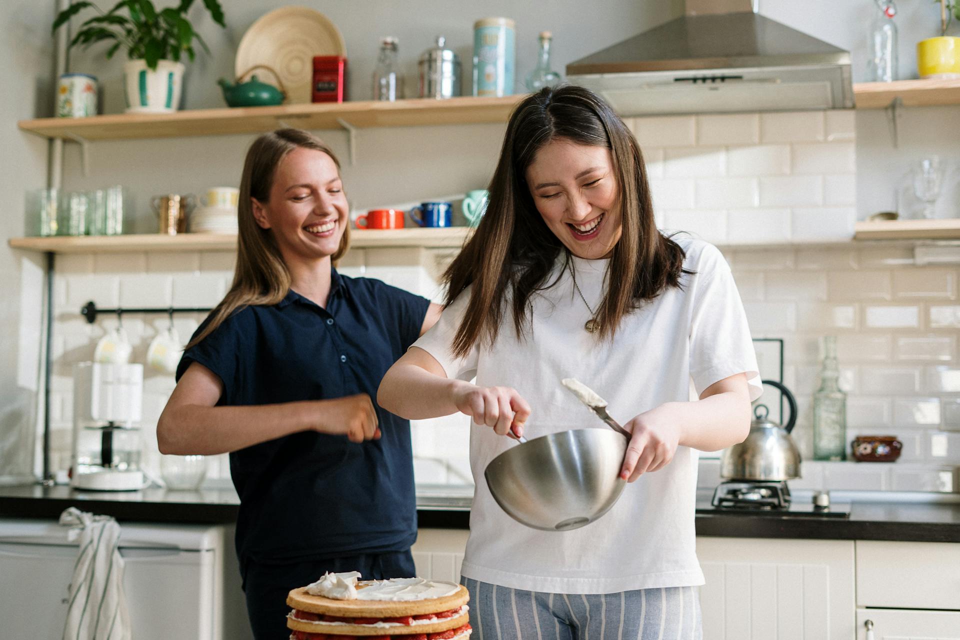 Dos mujeres preparando tortitas en la cocina | Fuente: Pexels
