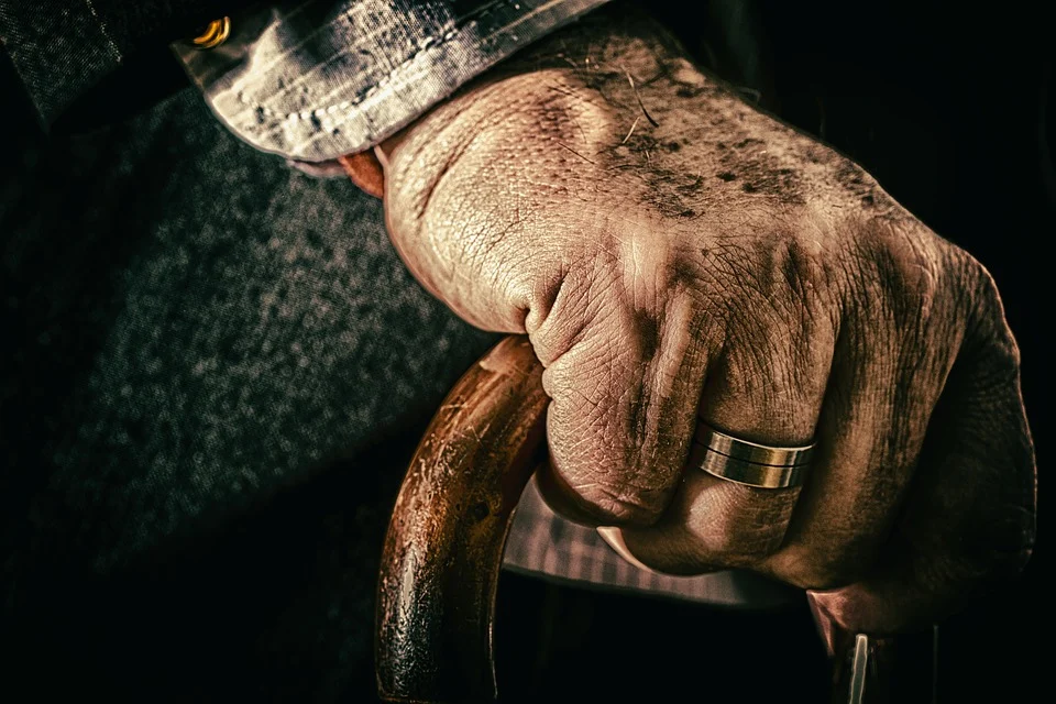 Anciano sosteniéndose de un bastón. | Foto: Pixabay
