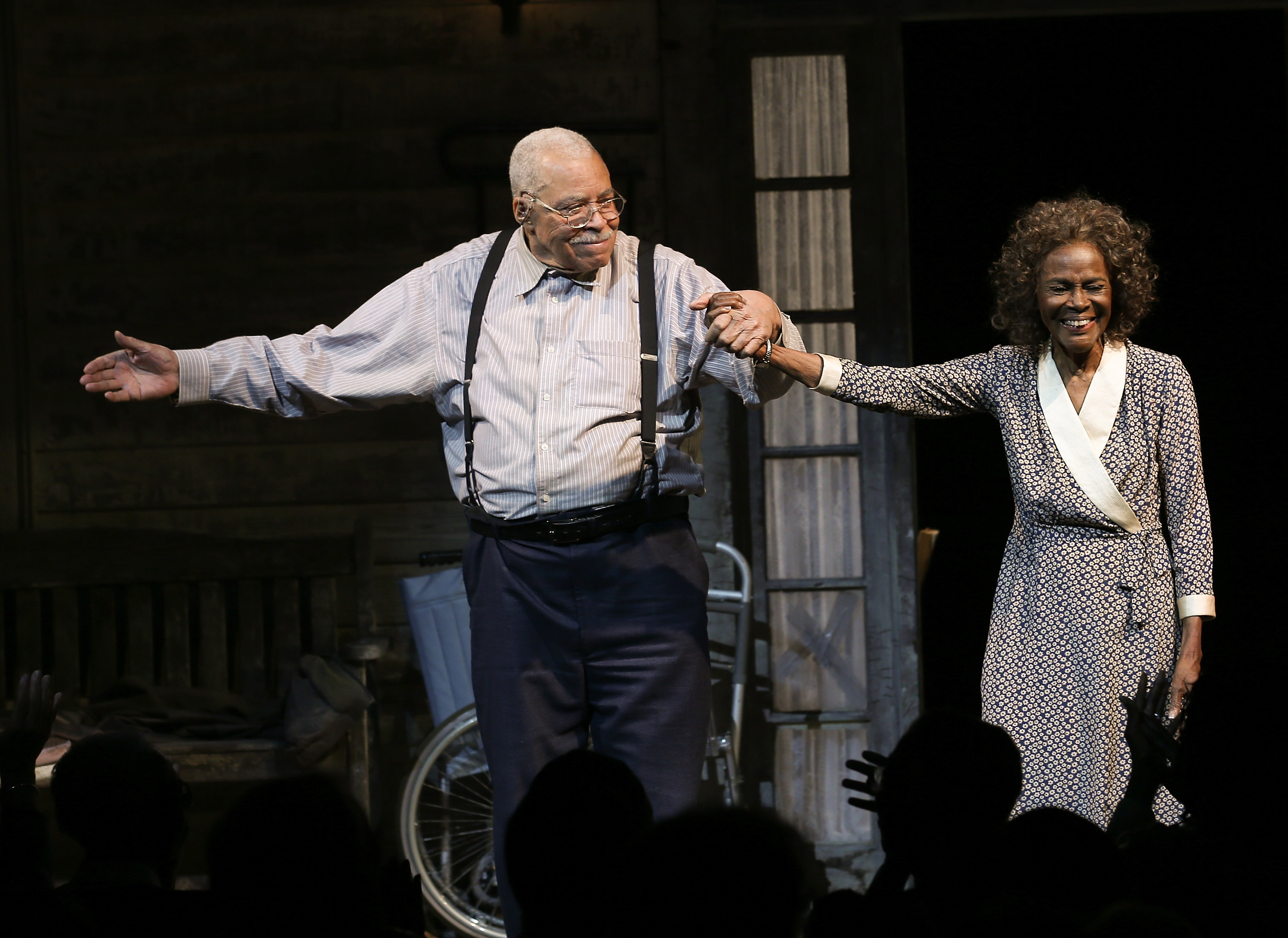 James Earl Jones y Cicely Tyson durante el telón del estreno en Broadway de "The Gin Game" el 14 de octubre de 2015, en Nueva York | Fuente: Getty Images