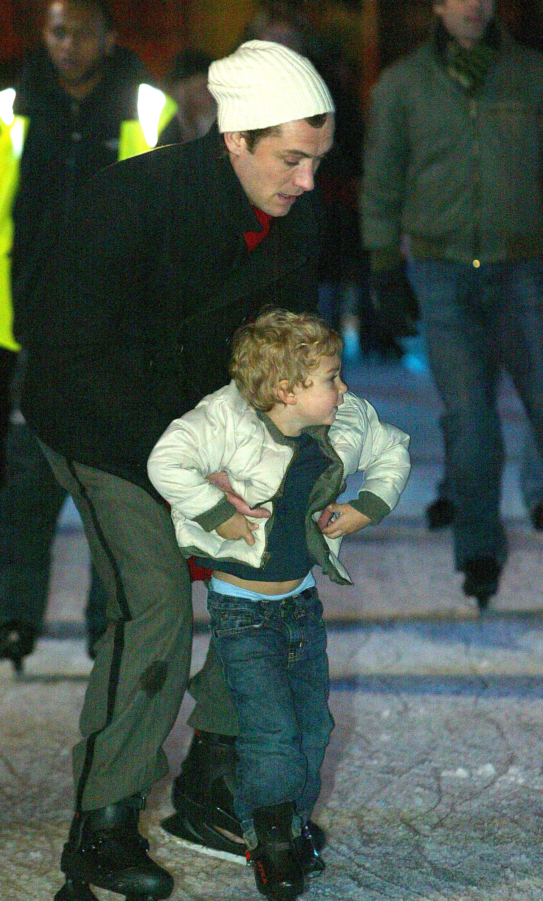 Jude Lawcon su familia en una pista de hielo de Londres en 2006 | Foto: Getty Images