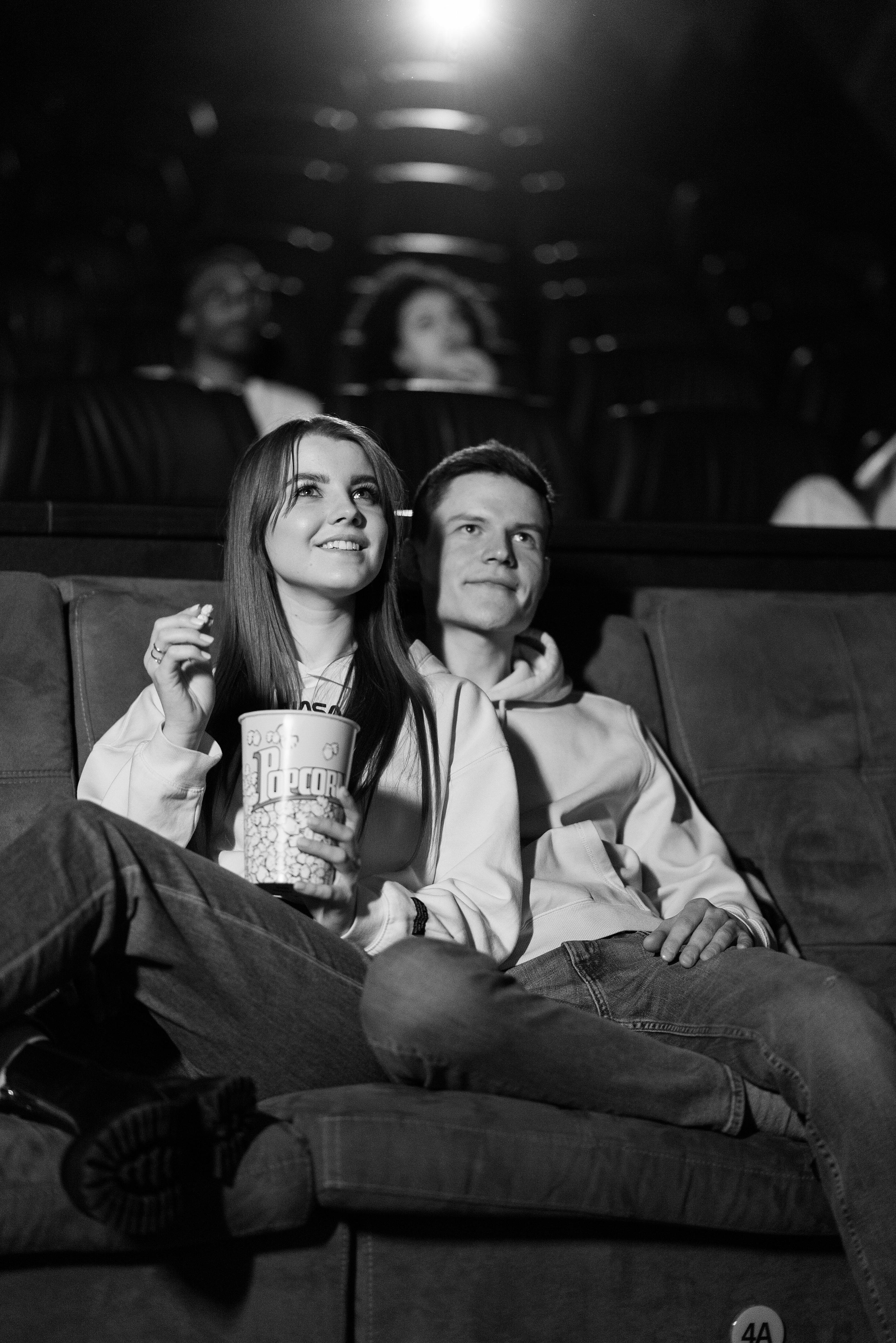 Una pareja viendo una película | Fuente: Pexels