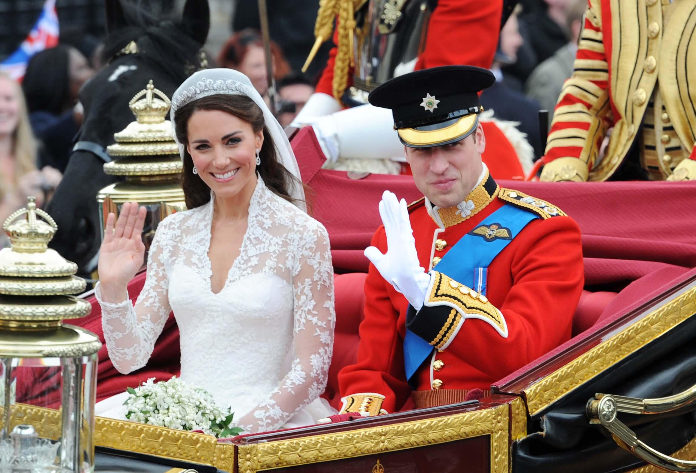 Catherine Middleton y el príncipe William abandonan la Abadía de Westminster en Londres, Inglaterra, el 29 de abril de 2011 | Fuente: Getty Images