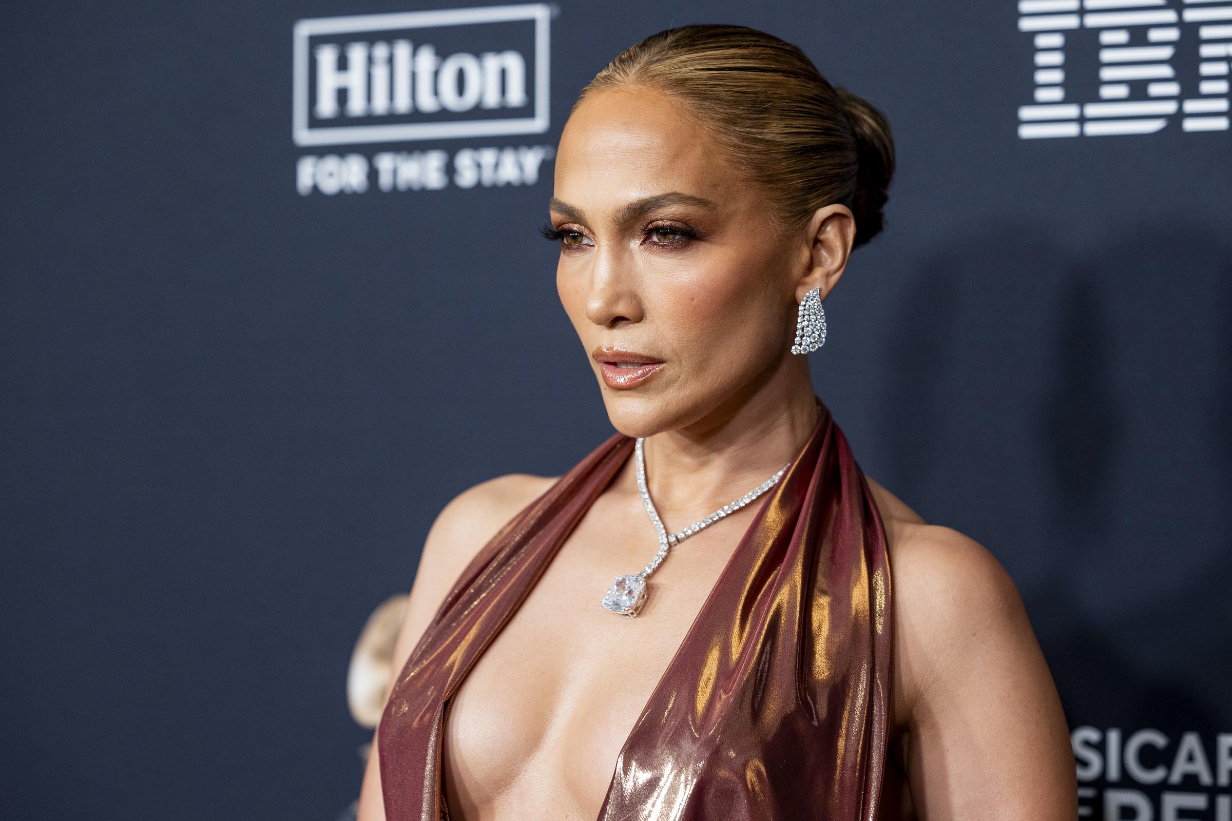 Jennifer Lopez posando en la alfombra de los Grammy. | Fuente: Getty Images