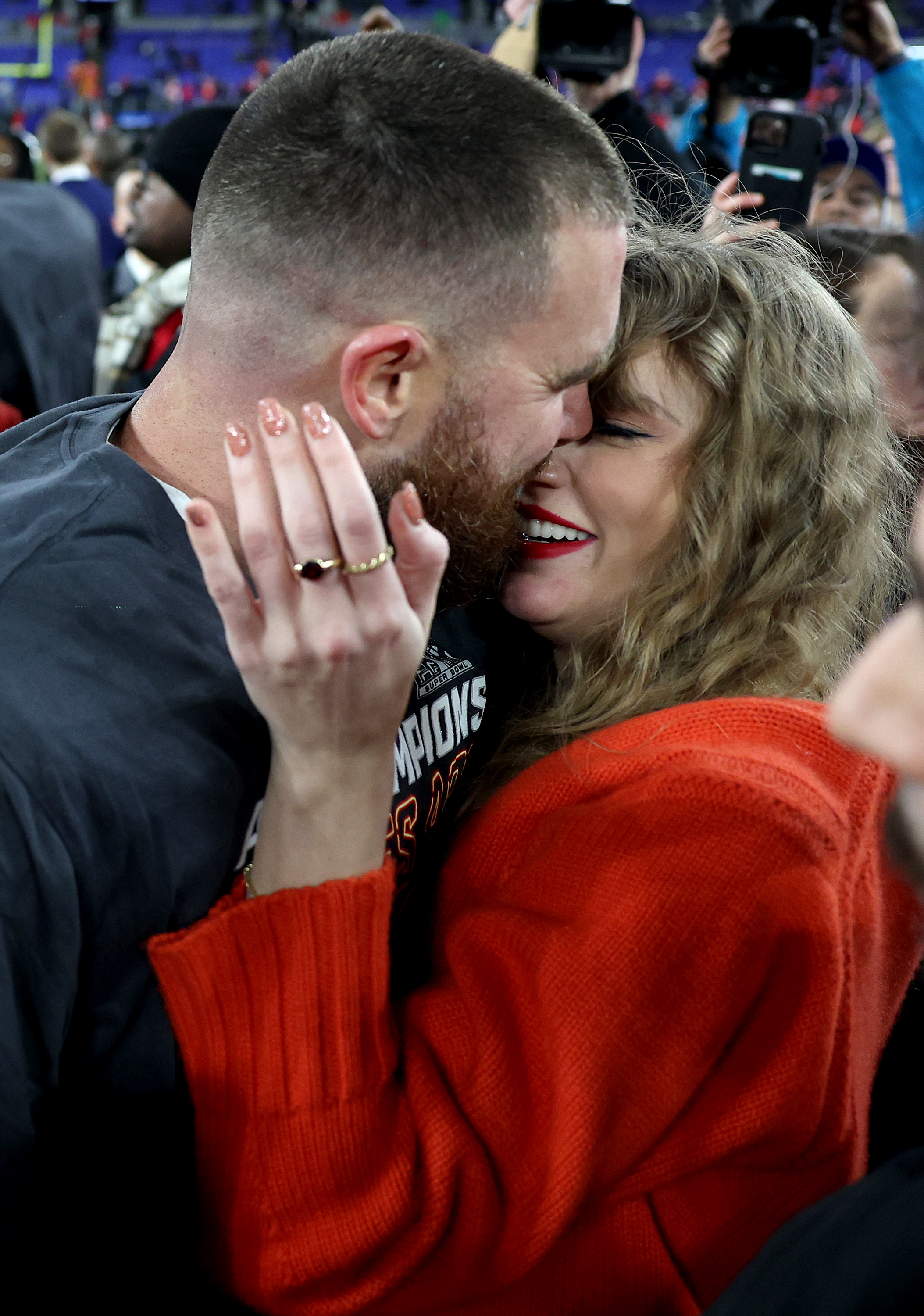 Travis Kelce celebra con Taylor Swift después de la victoria por 17-10 contra los Baltimore Ravens en el AFC Championship Game en Baltimore, Maryland, el 28 de enero de 2024 | Fuente: Getty Images