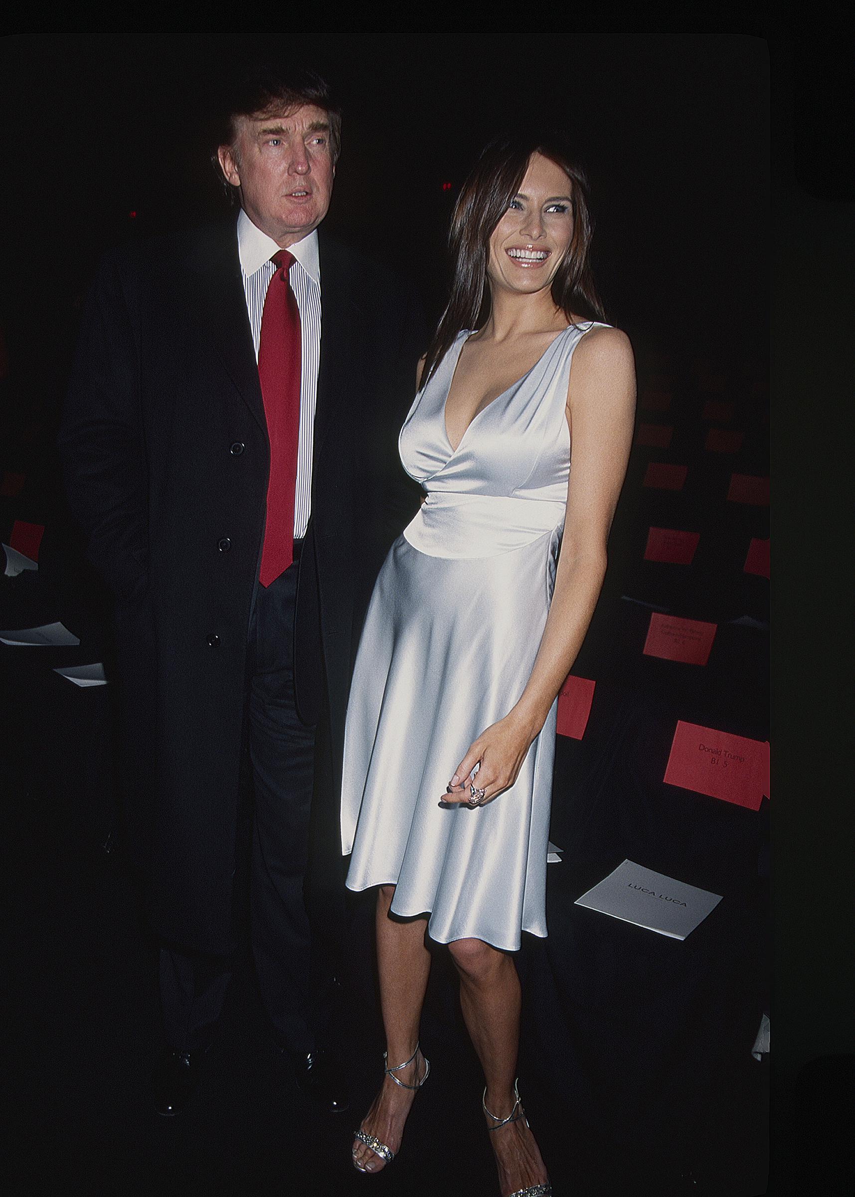 Donald y Melania Trump en un desfile de Marc Jacobs en Nueva York en 1998. | Fuente: Getty Images