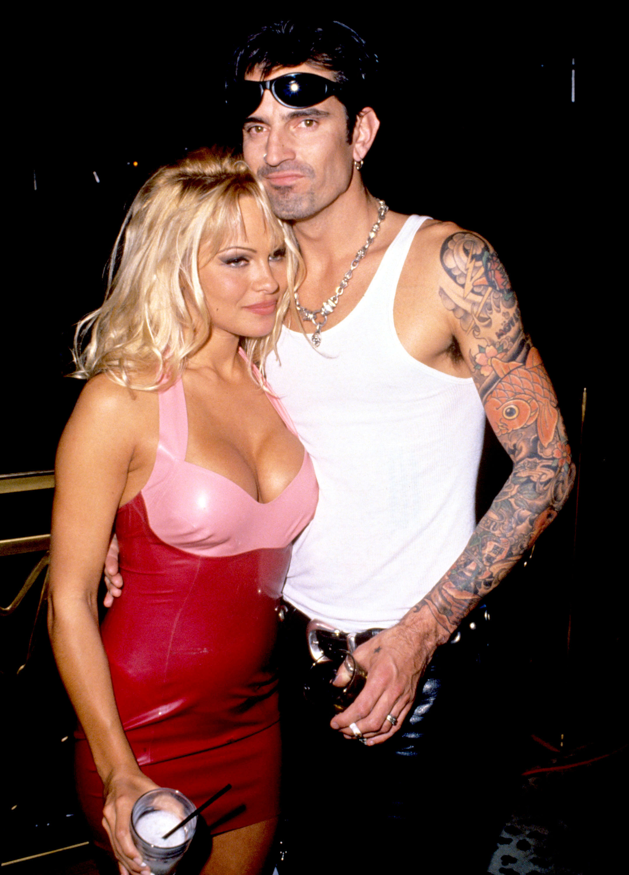 Pamela Anderson y Tommy Lee en Las Vegas, Nevada, el 10 de marzo de 1995 | Fuente: Getty Images