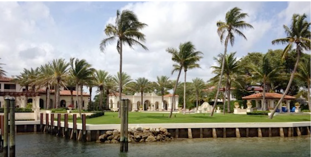 La residencia principal de la madre de Adam Sandler en Boca Ratón, Florida, adquirida en abril de 1999. | Foto: Getty Images