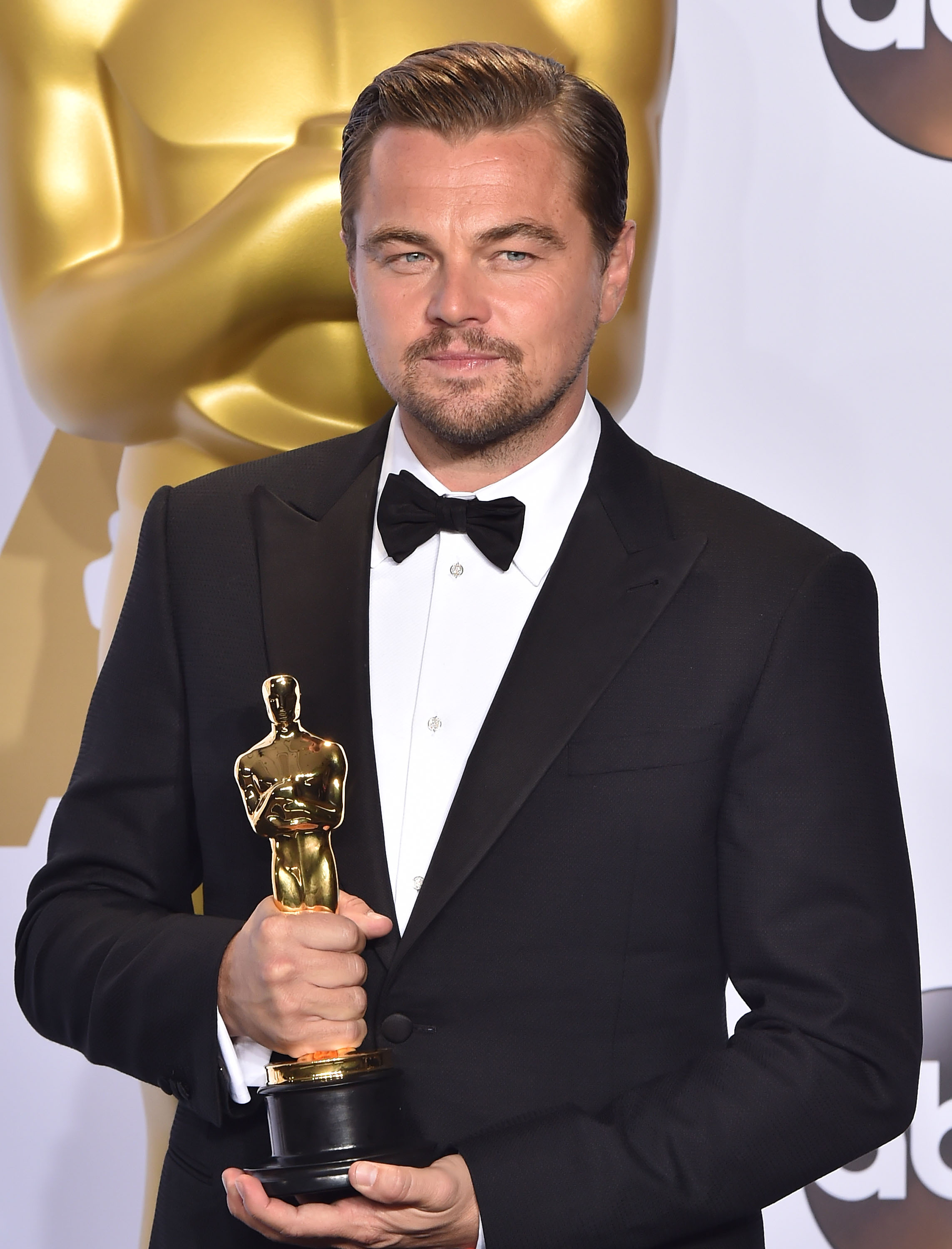 Leonardo DiCaprio posa con su estatuilla dorada durante la 88 edición de los Premios de la Academia el 28 de febrero de 2016 | Foto: Getty Images
