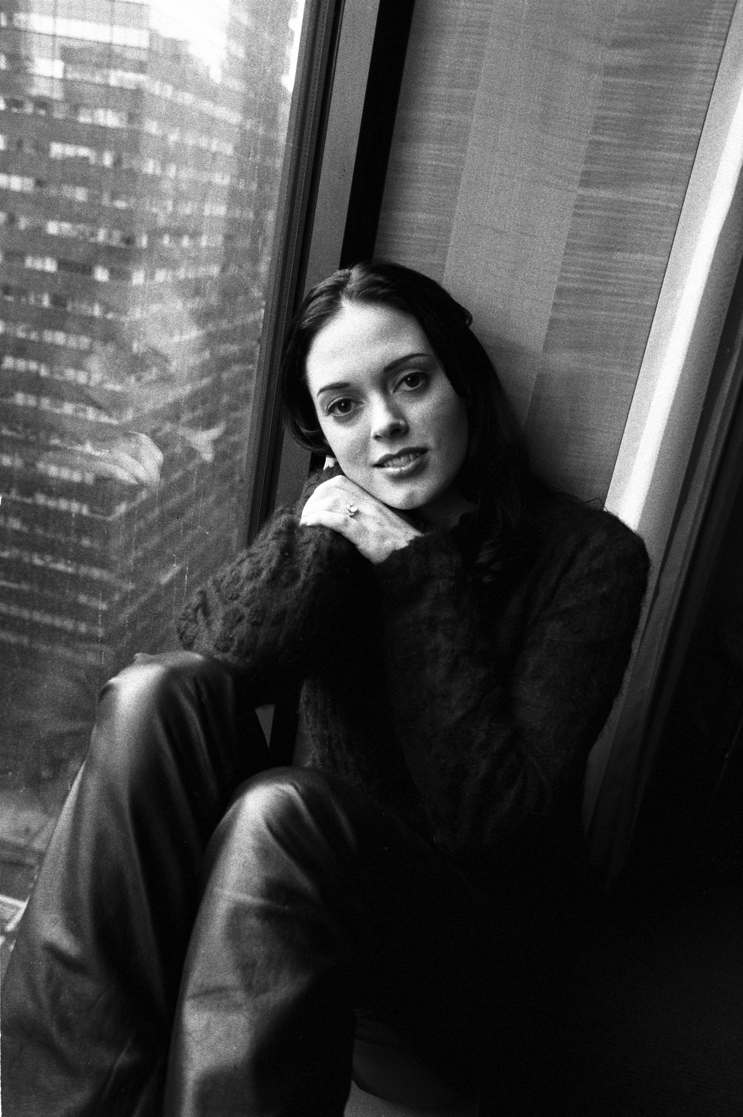 Rose McGowan posa para un retrato en Nueva York en febrero de 1999. | Fuente: Getty Images