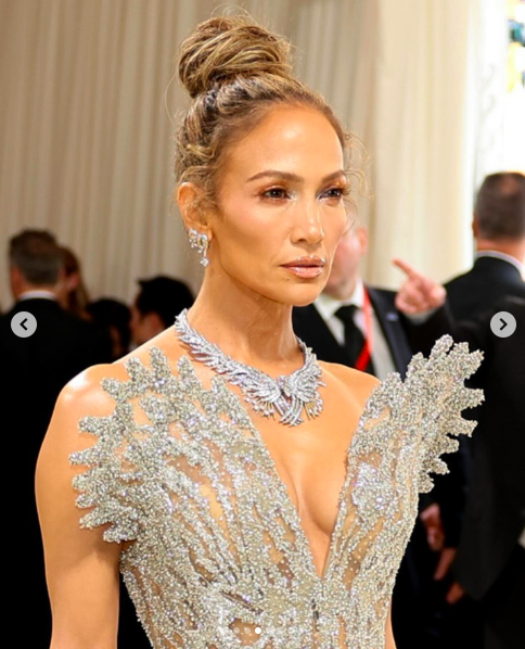 Jennifer Lopez posando para una foto en la Met Gala, publicada el 7 de mayo de 2024 | Foto: Instagram/jlo