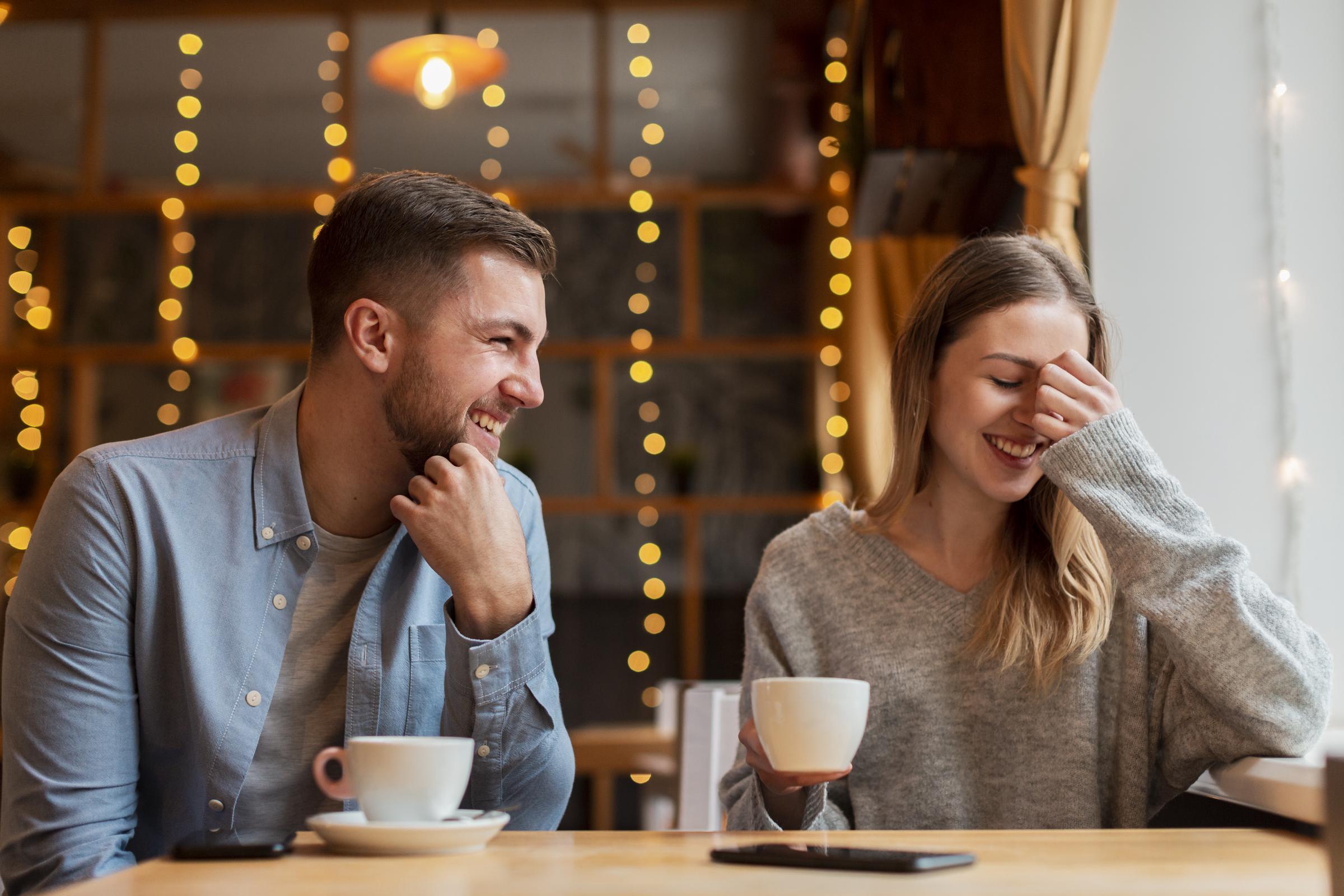 Una pareja pasando un buen rato tomando un café | Fuente: Freepik