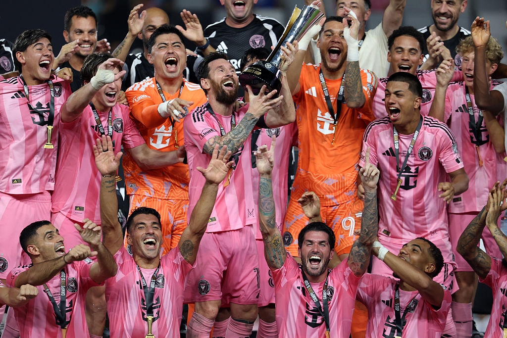 Lionel Messi, del Inter Miami CF (n.º 10), levanta el trofeo de campeón tras ganar el partido de la Campeones Cup 2026 entre el Inter Miami CF y el Cruz Azul en el Nu Stadium, el 16 de septiembre de 2026 en Miami, Florida. | Fuente: Getty Images
