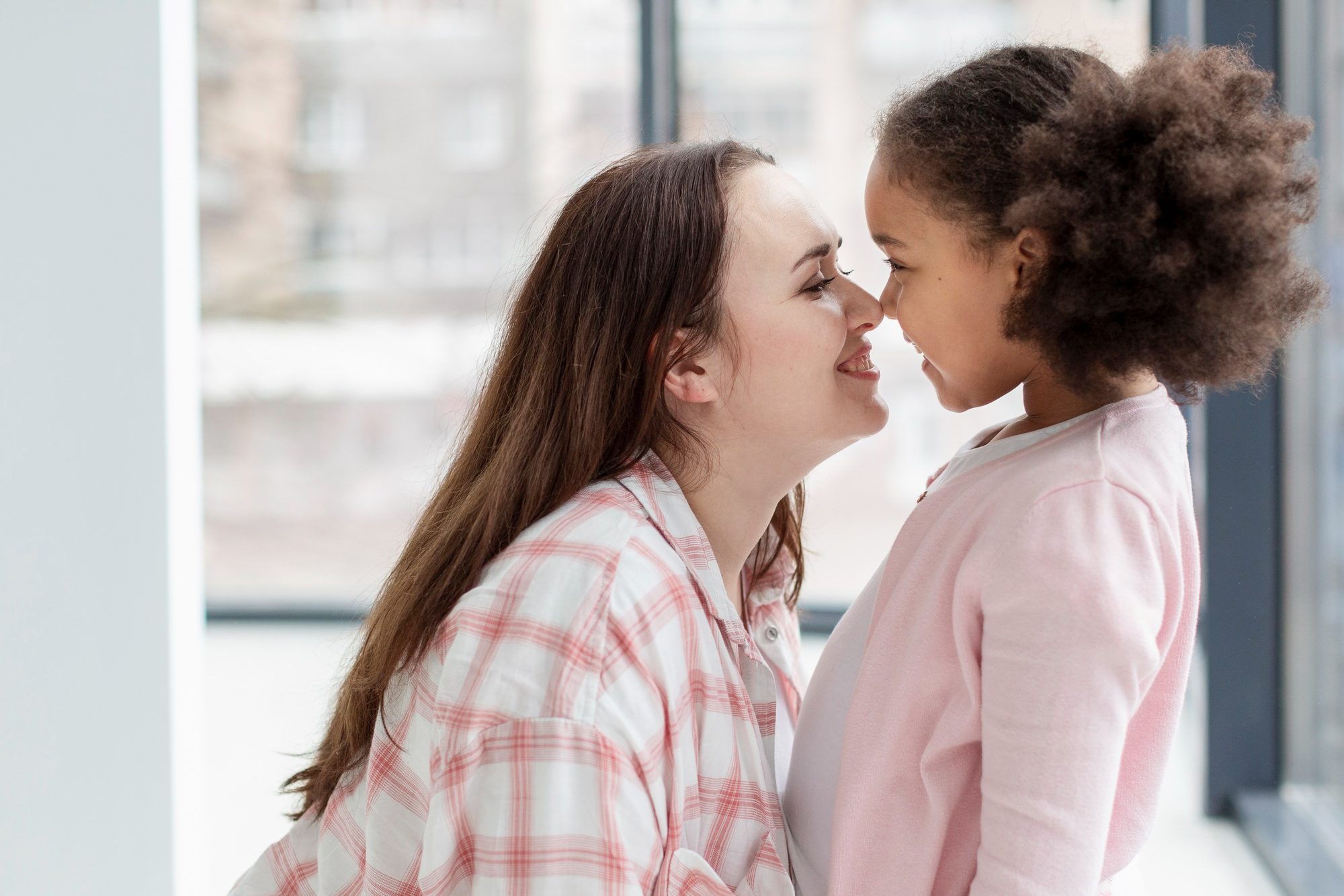 Una madre frotando su nariz contra la de su hija | Fuente: Freepik