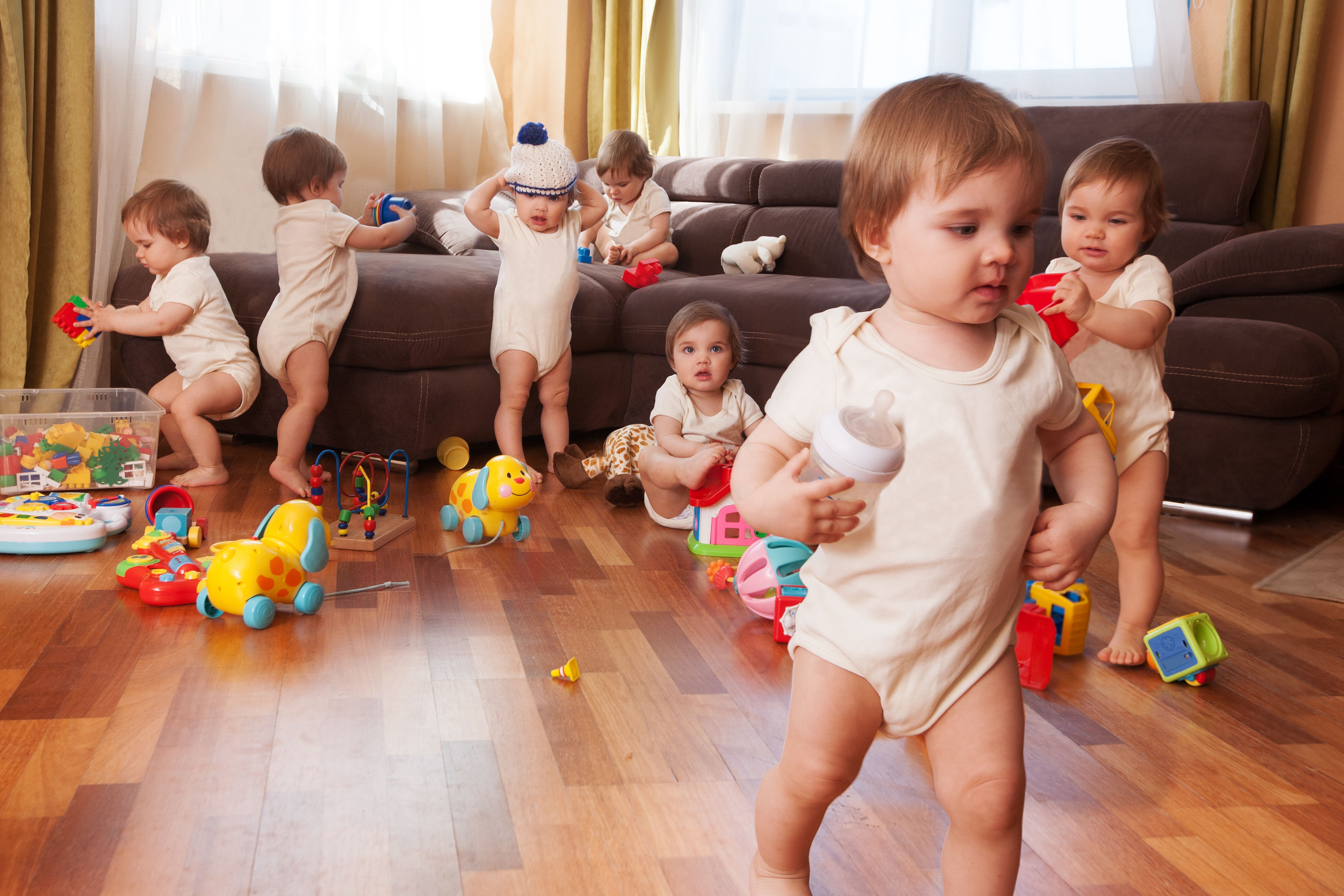 Muchos niños pequeños jugando | Fuente: Shutterstock