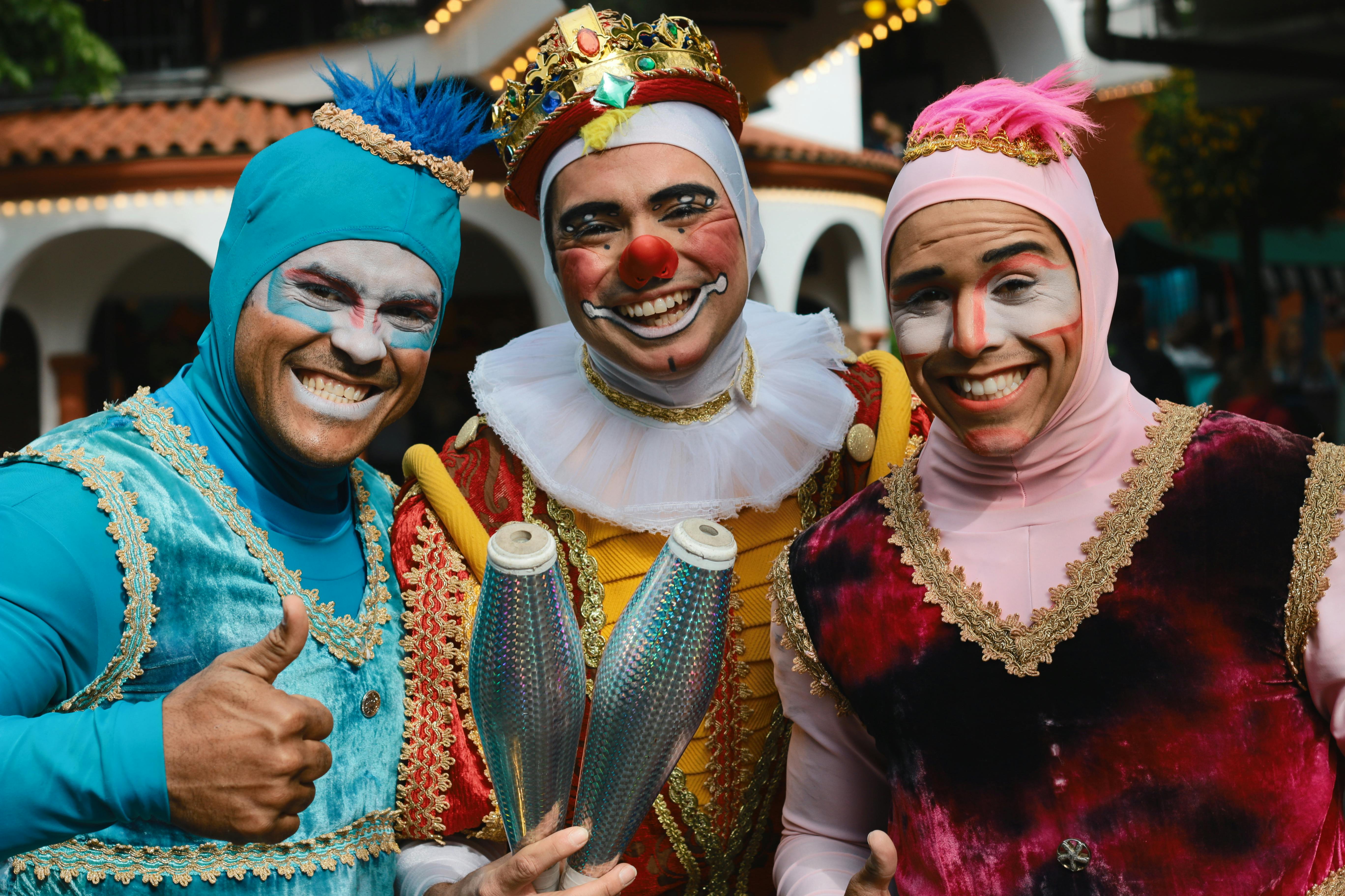 Gente escandalosamente vestida posando delante de una casa | Fuente: Pexels