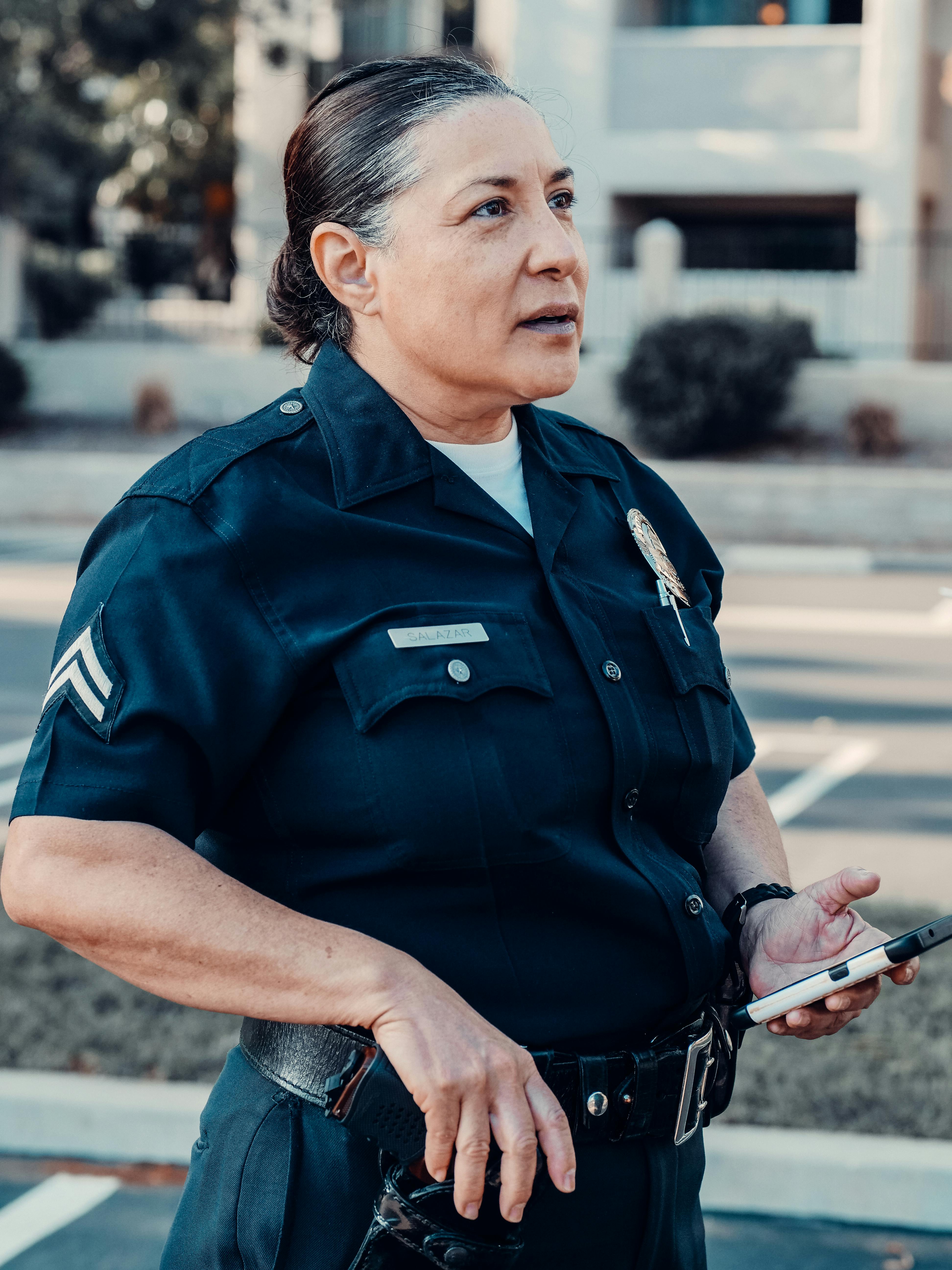 Una mujer policía hablando | Fuente: Pexels