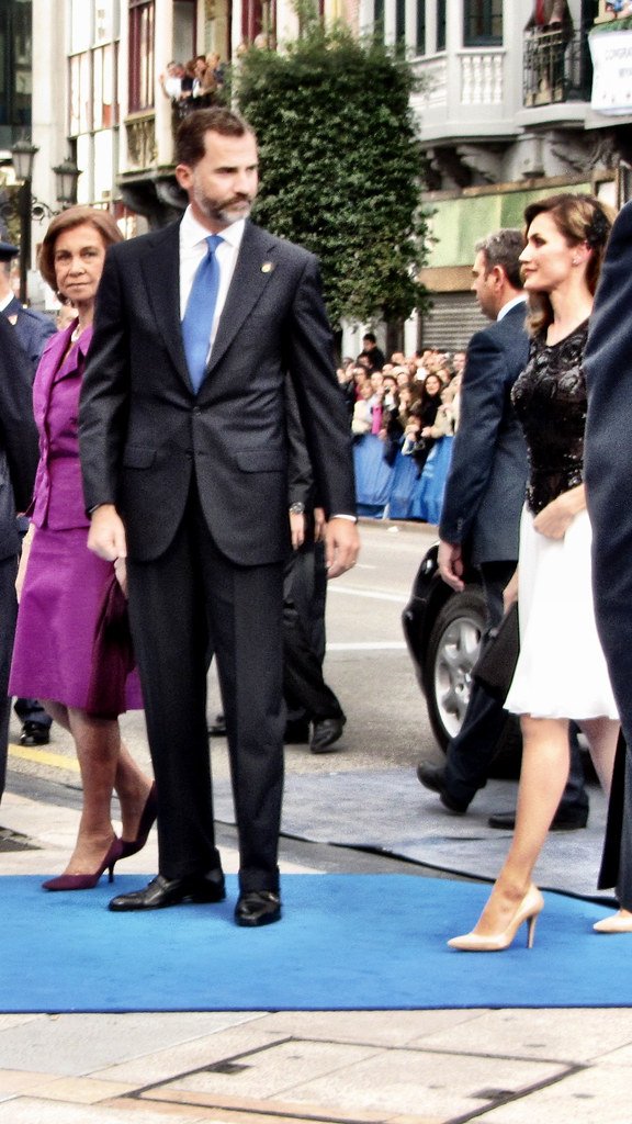 Felipe VI y Letizia, reyes de España, y doña Sofía, la reina madre, llegando a un evento.| Foto: Flickr