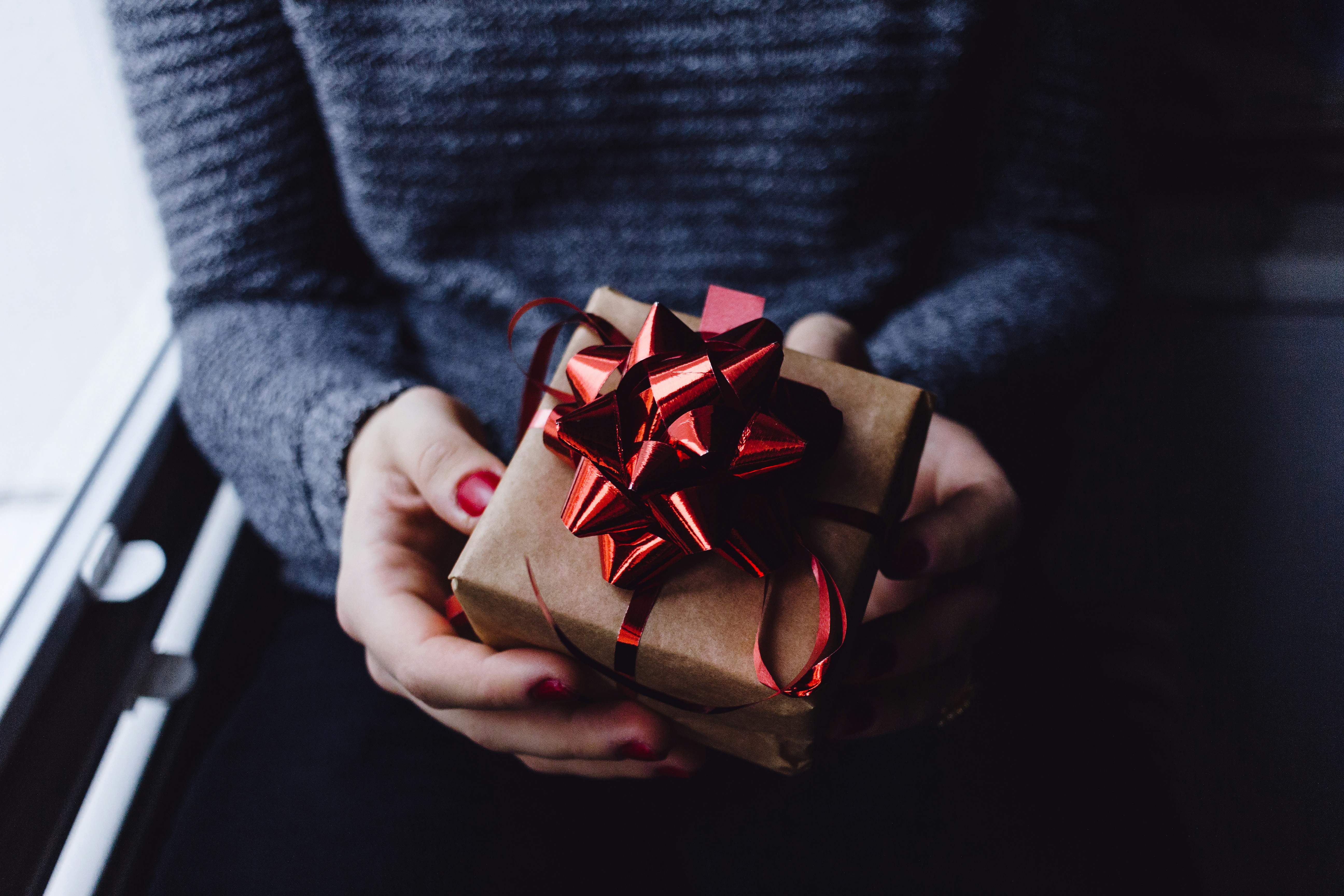 Una persona con un regalo en las manos | Fuente: Unsplash