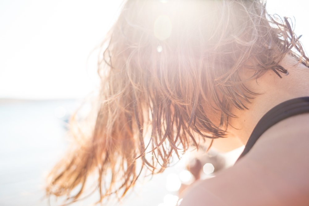 Mujer con el cabello húmedo dejándolo secar al aire libre. | Foto: Shutterstock
