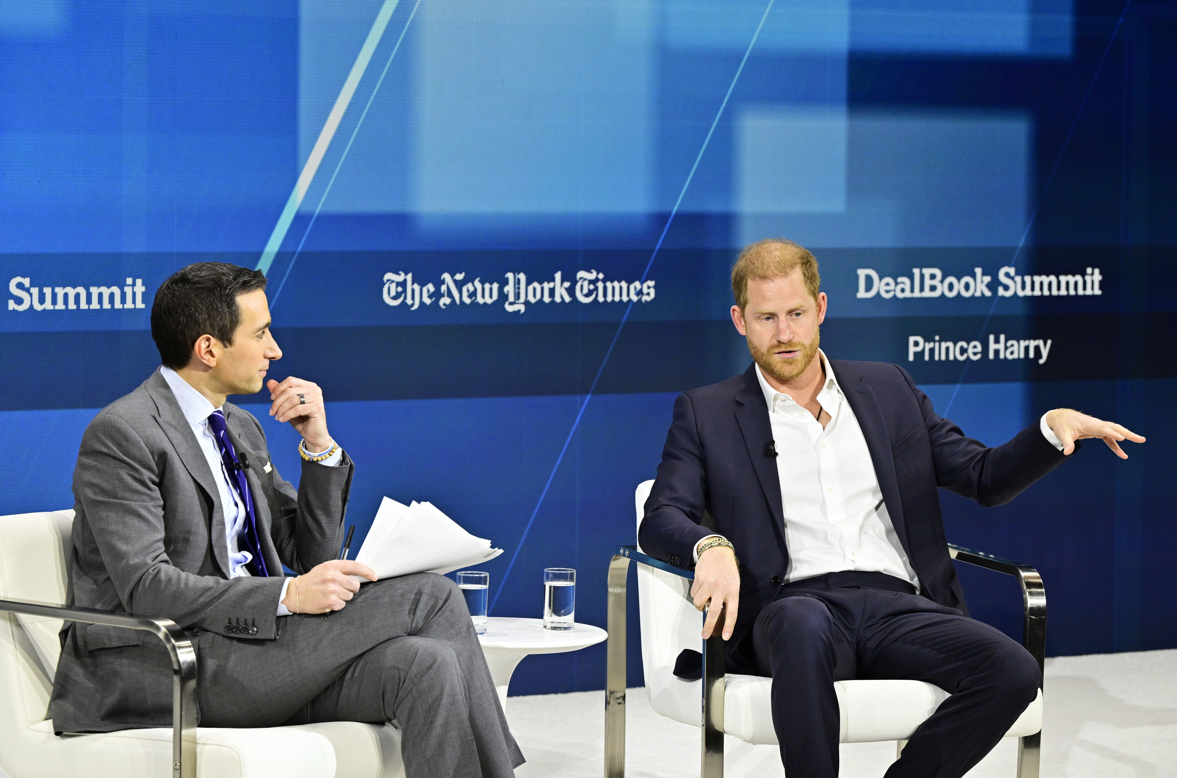 Andrew Ross Sorkin y el príncipe Harry conversando durante la Cumbre Dealbook de The New York Times en Nueva York el 4 de diciembre de 2024 | Fuente: Getty Images