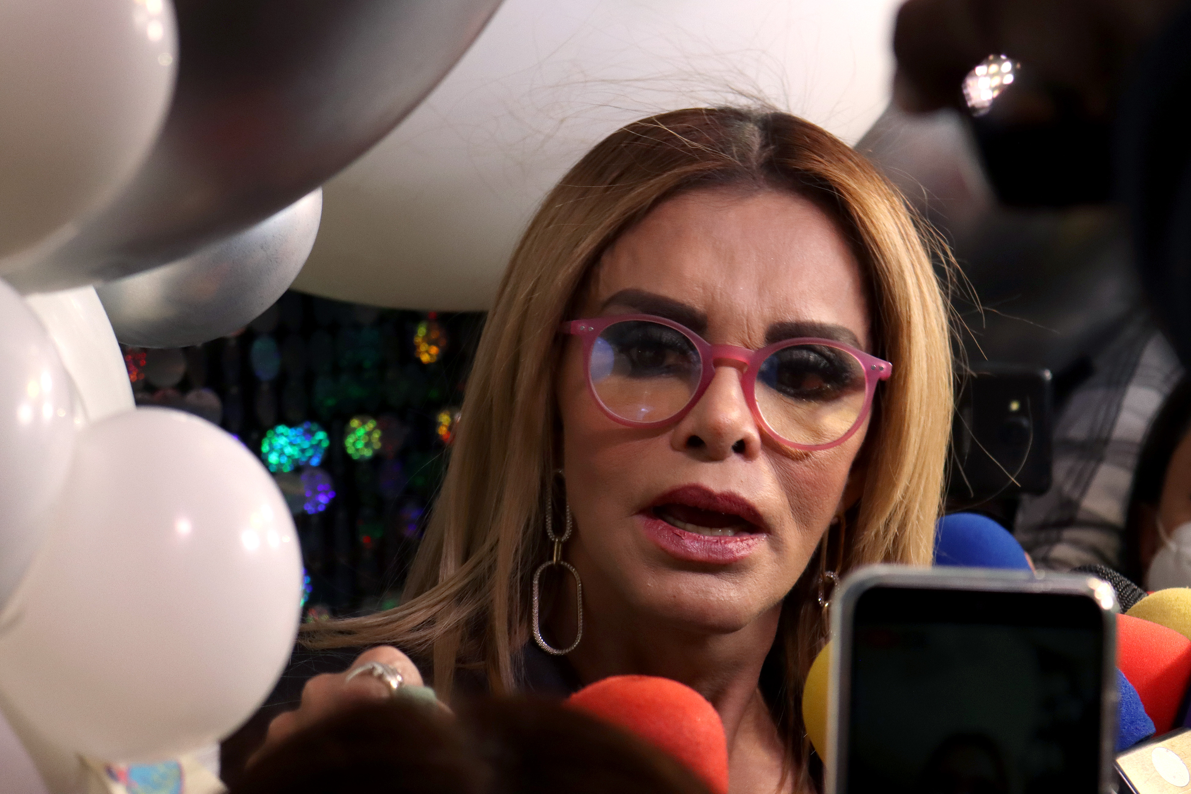 Lucía Méndez habla con la prensa durante un encuentro con la prensa en La Jacinta el 10 de noviembre de 2021 en Ciudad de México, México. | Fuente: Getty Images