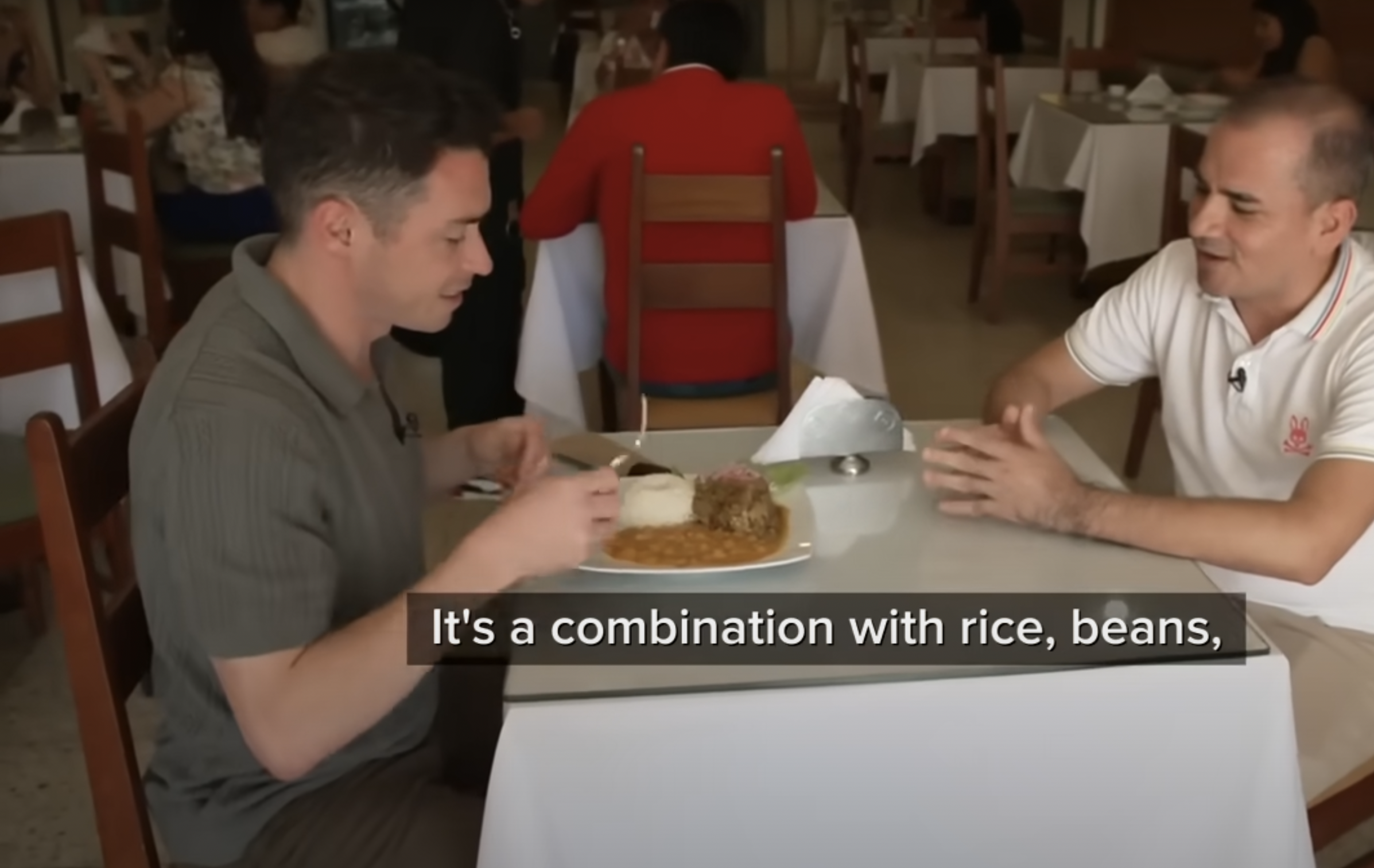 Captura de pantalla de un reportero disfrutando del sencillo plato de arroz, frijoles y carne de cabra, el favorito del papa León XIV, de un vídeo fechado el 13 de mayo de 2025. | Fuente: YouTube/ABC News