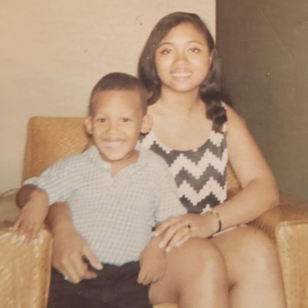 El actor a los tres años, posando con su tía, de un post fechado el 16 de abril de 2020 | Fuente: Instagram/khalilkain