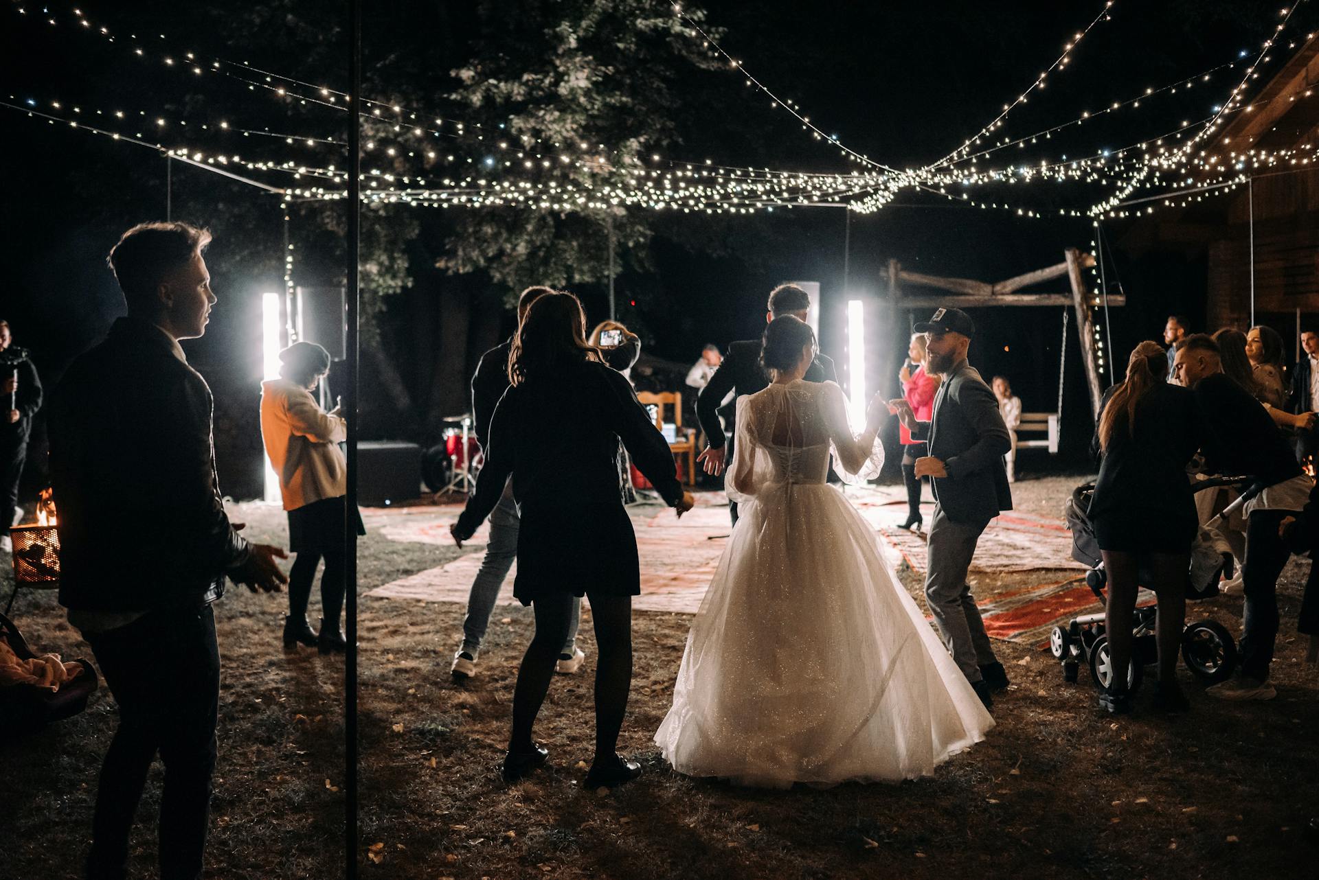 Los novios bailando con los invitados | Fuente: Pexels