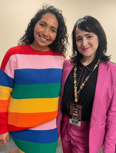 Kathleen Herles posando junto a Mara Wilson, con fecha 2 de abril de 2023 | Fuente: Instagram/marawilson