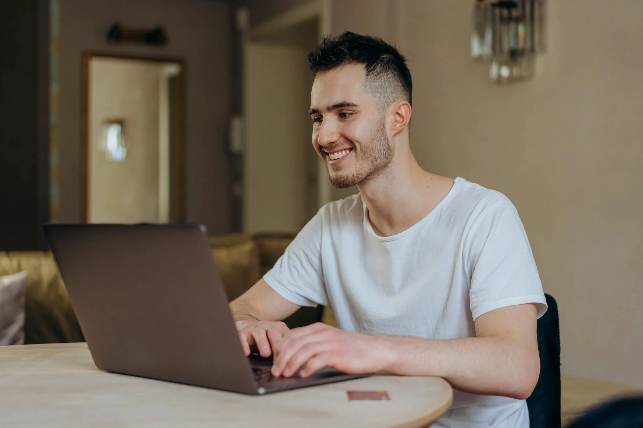 Un hombre trabajando en su salón | Fuente: Pexels