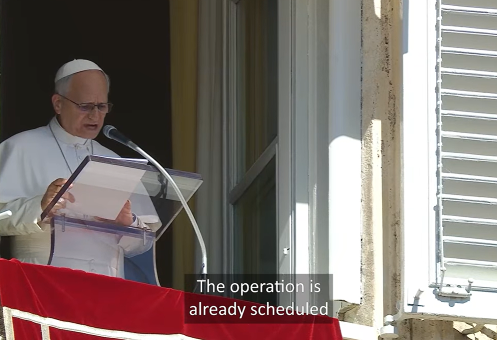 El papa León XIV lee un documento durante su discurso del Ángelus en el Vaticano el 11 de octubre de 2026, mientras anuncia que tiene programada una operación para extirpar un nódulo pulmonar. El portavoz del Vaticano, Matteo Bruni, dijo que la intervención estaba prevista y que el periodo de recuperación postoperatorio se estima en aproximadamente una semana. | Fuente: YouTube/Vatican News - English