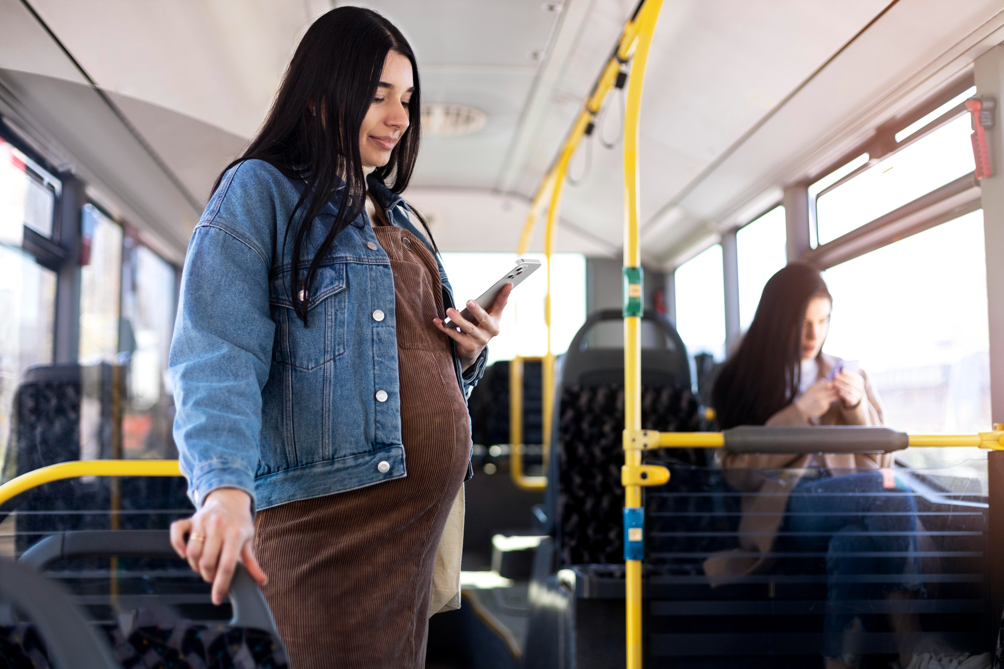 Una mujer embarazada viajando en autobús | Foto: Freepik