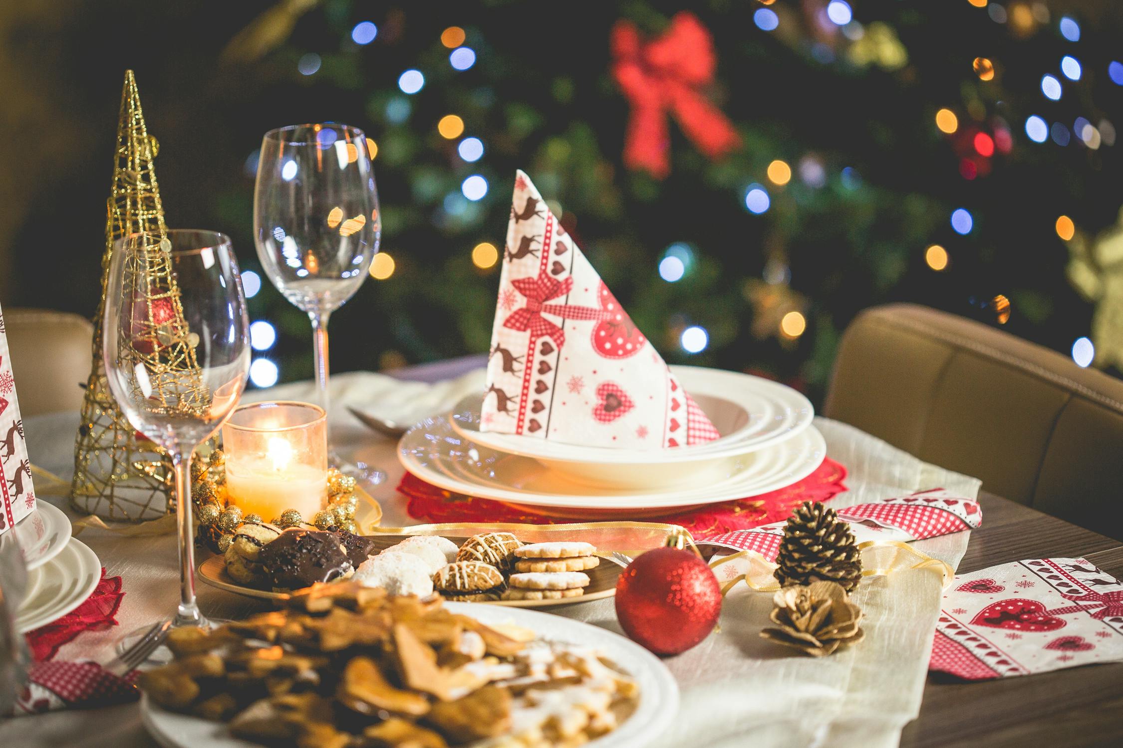 Una mesa de Navidad | Fuente: Pexels