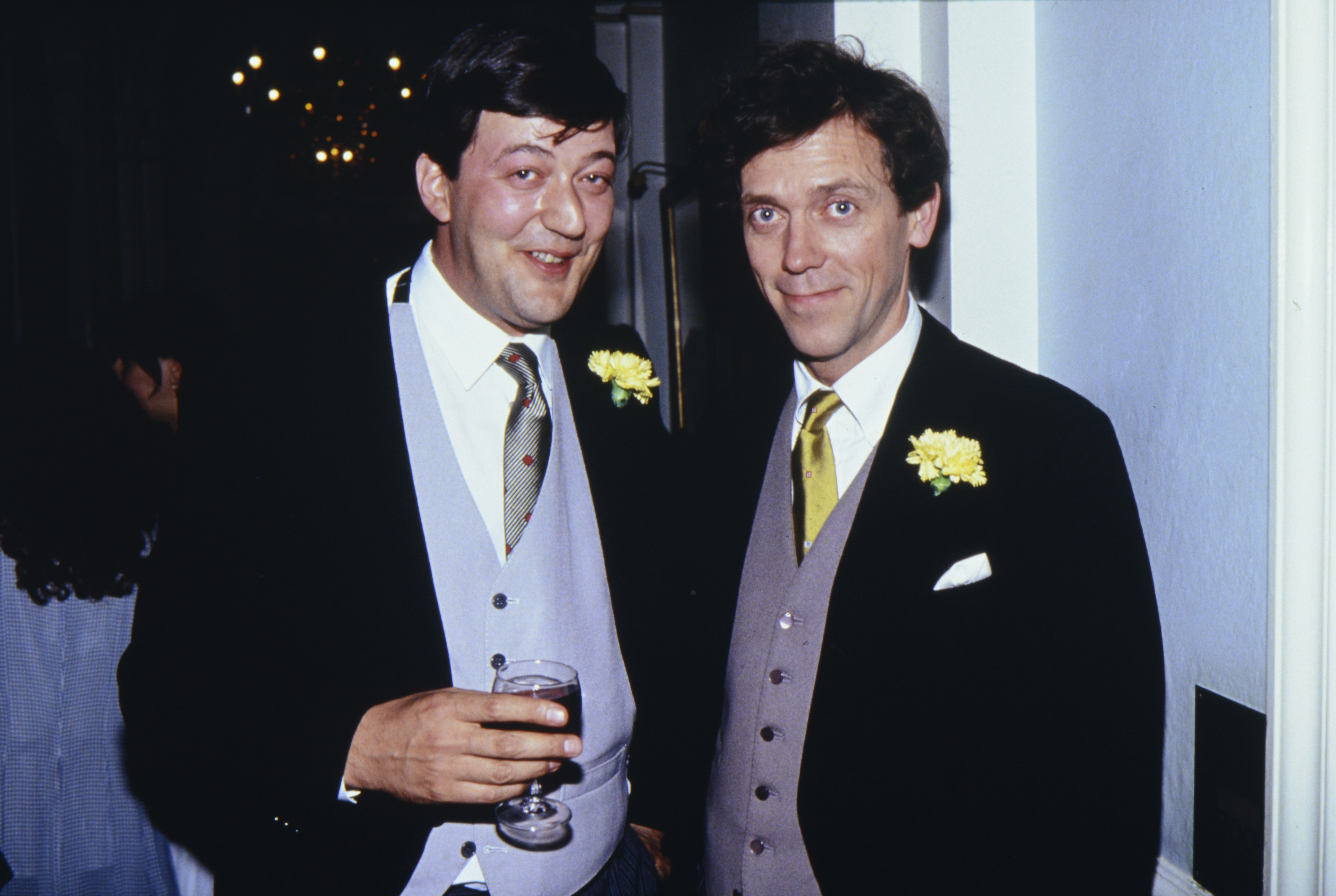 Stephen Fry y Hugh Laurie asisten al estreno en el Reino Unido de "Four Weddings and A Funeral" en Leicester Square, el 11 de mayo de 1994 en Londres, Inglaterra. | Foto: Getty Images