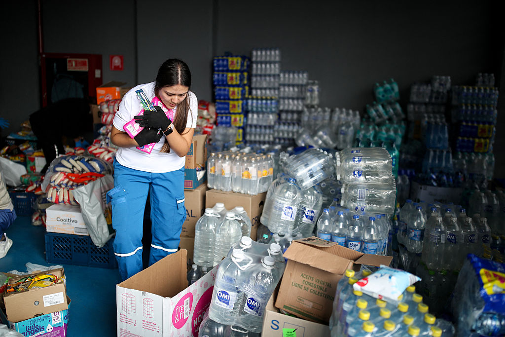 Miembro de la Cruz Roja en Bogotá en medio de los operativos para asistir a los damnificados. | Foto: Getty Images