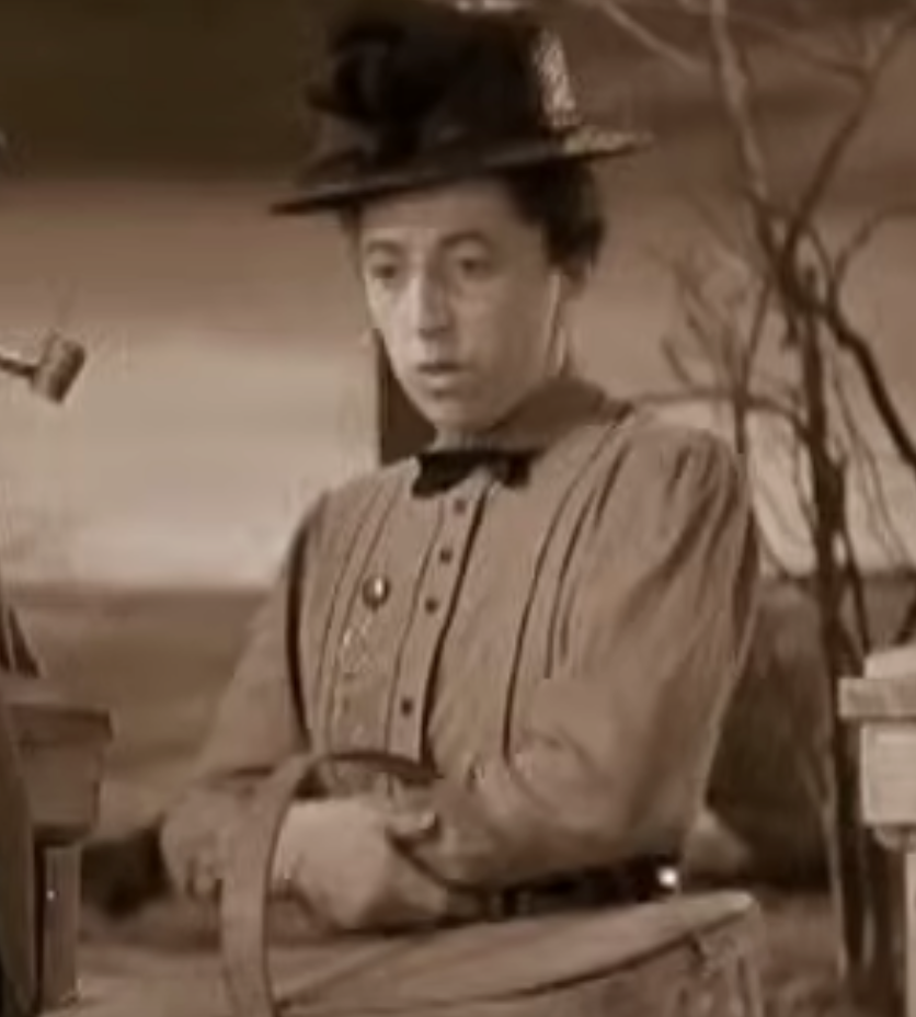 Margaret Hamilton como Miss Gulch | Fuente: YouTube/AllanFisch/WarnerBros.Entertainment