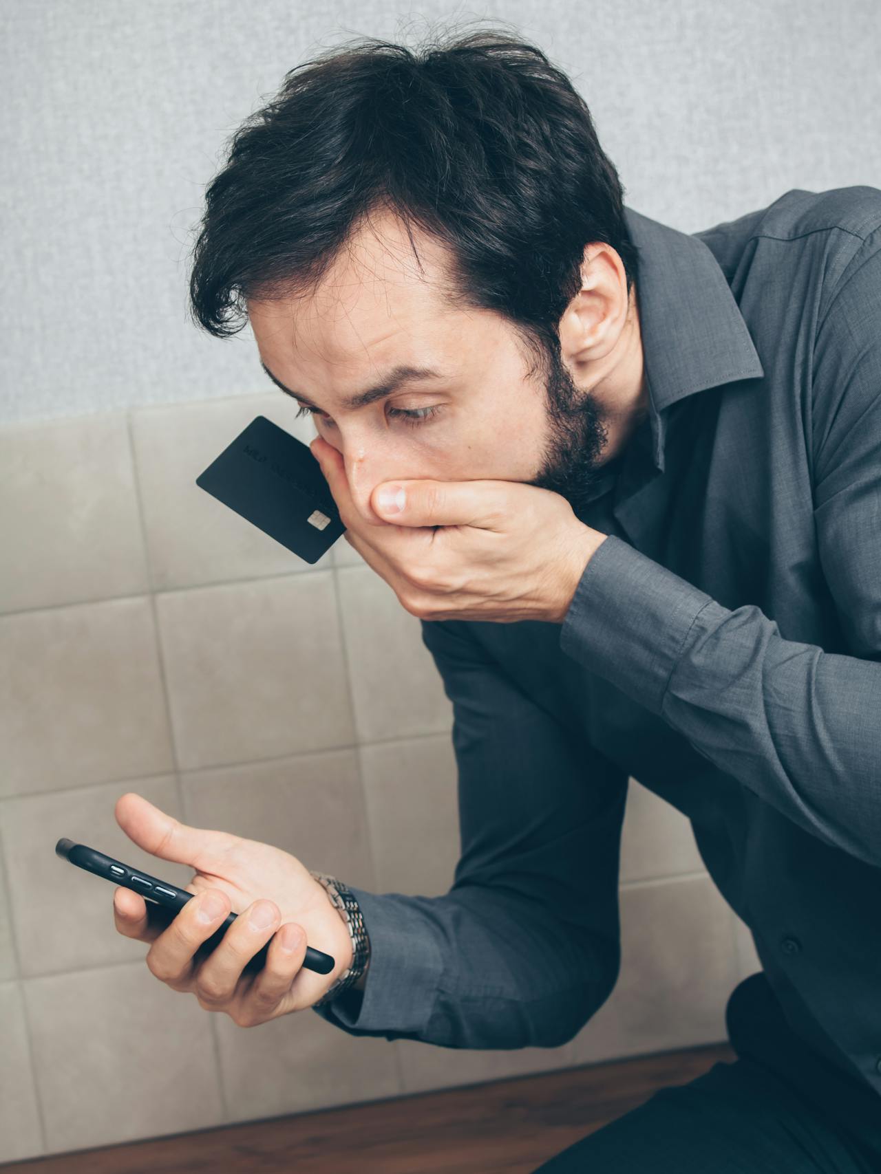 Un hombre aturdido mirando su teléfono | Fuente: Pexels