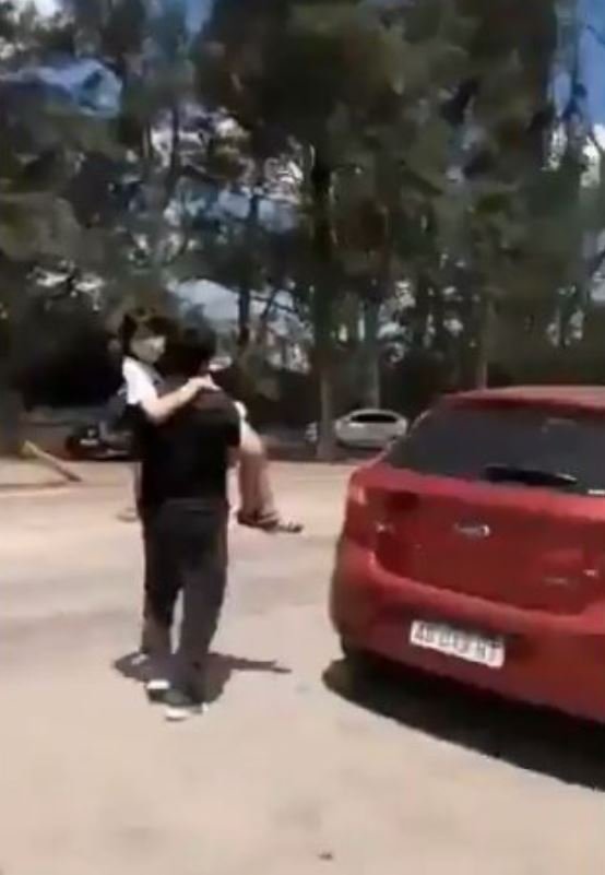 Padre argentino cargando a su hija de 12 años con cáncer. | Foto: Captura de Twitter.com/emigbusquet/